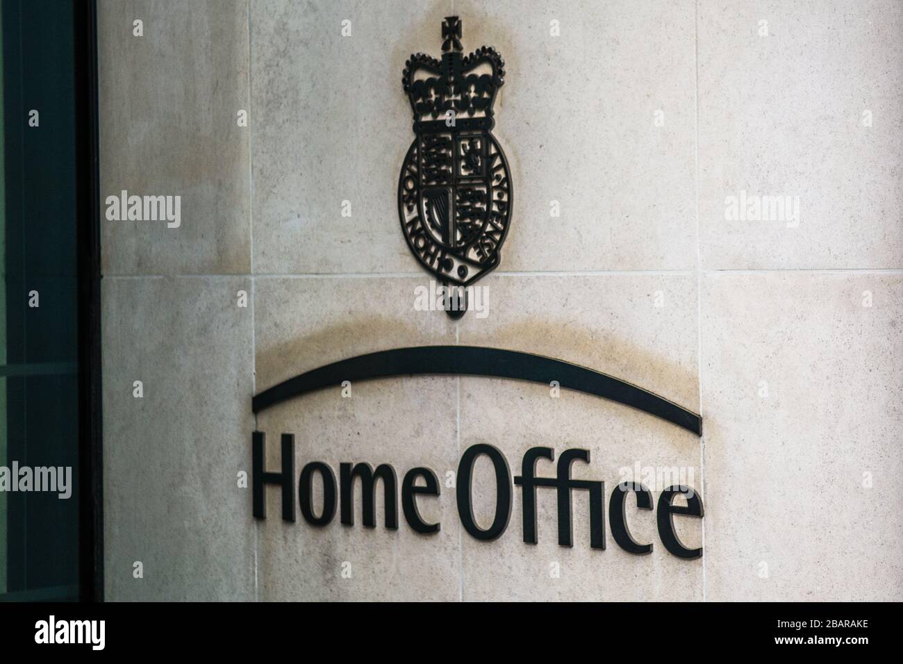 Logo Home Office e stemma presso l'ingresso principale - Dipartimento del governo britannico a Westminster Foto Stock