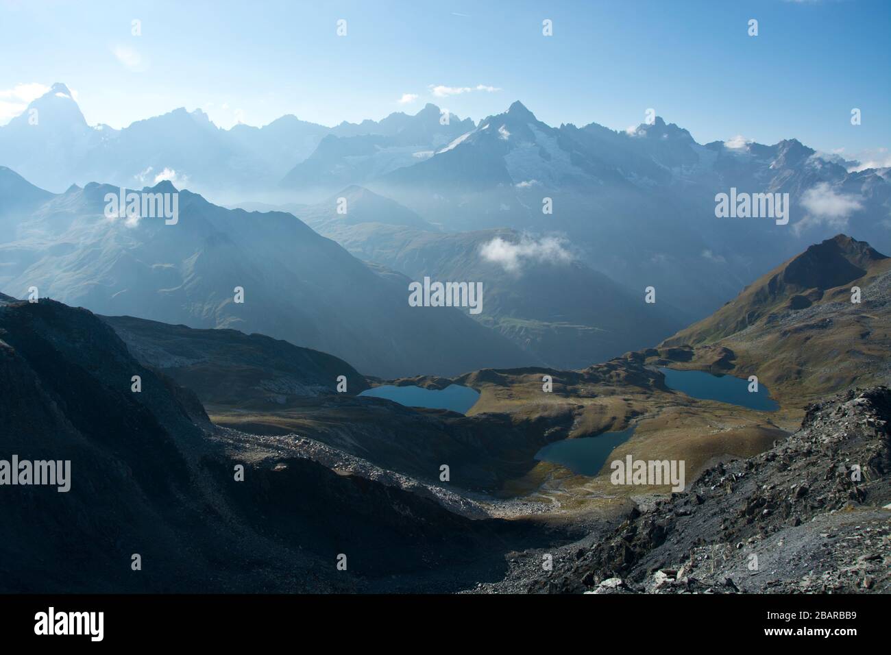 vista su lacs de furet con un incredibile paesaggio di montagna sullo sfondo Foto Stock