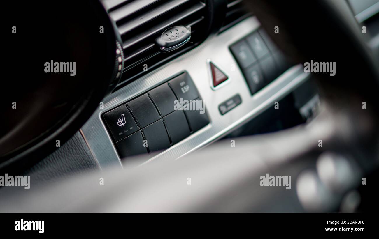 Primo piano cruscotto all'avanguardia della Mercedes Classe C W203, pulsante sedili riscaldati, ornamenti in alluminio Foto Stock