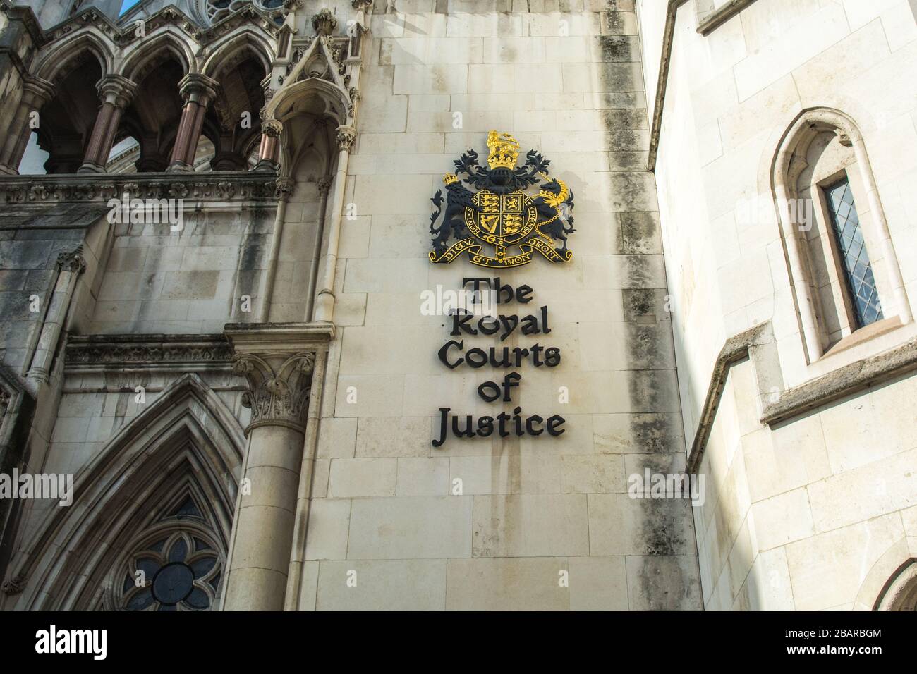 I Royal Courts of Justice, un imponente edificio gotico che ospita la High Court e la Corte d'appello del Regno Unito Foto Stock