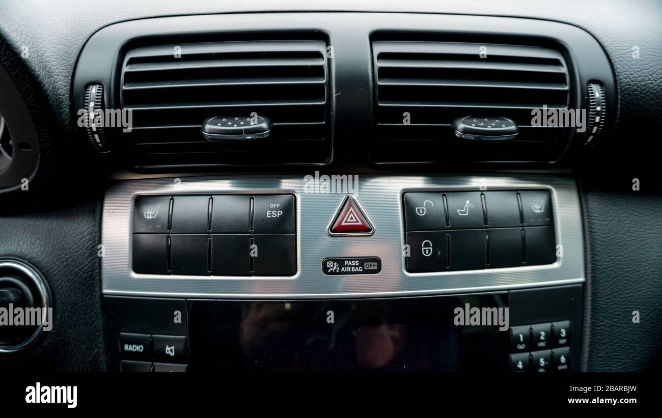 Termometro per cruscotto auto immagini e fotografie stock ad alta  risoluzione - Alamy