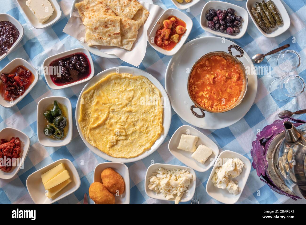 Deliziosa colazione tradizionale turca al tavolo Foto Stock