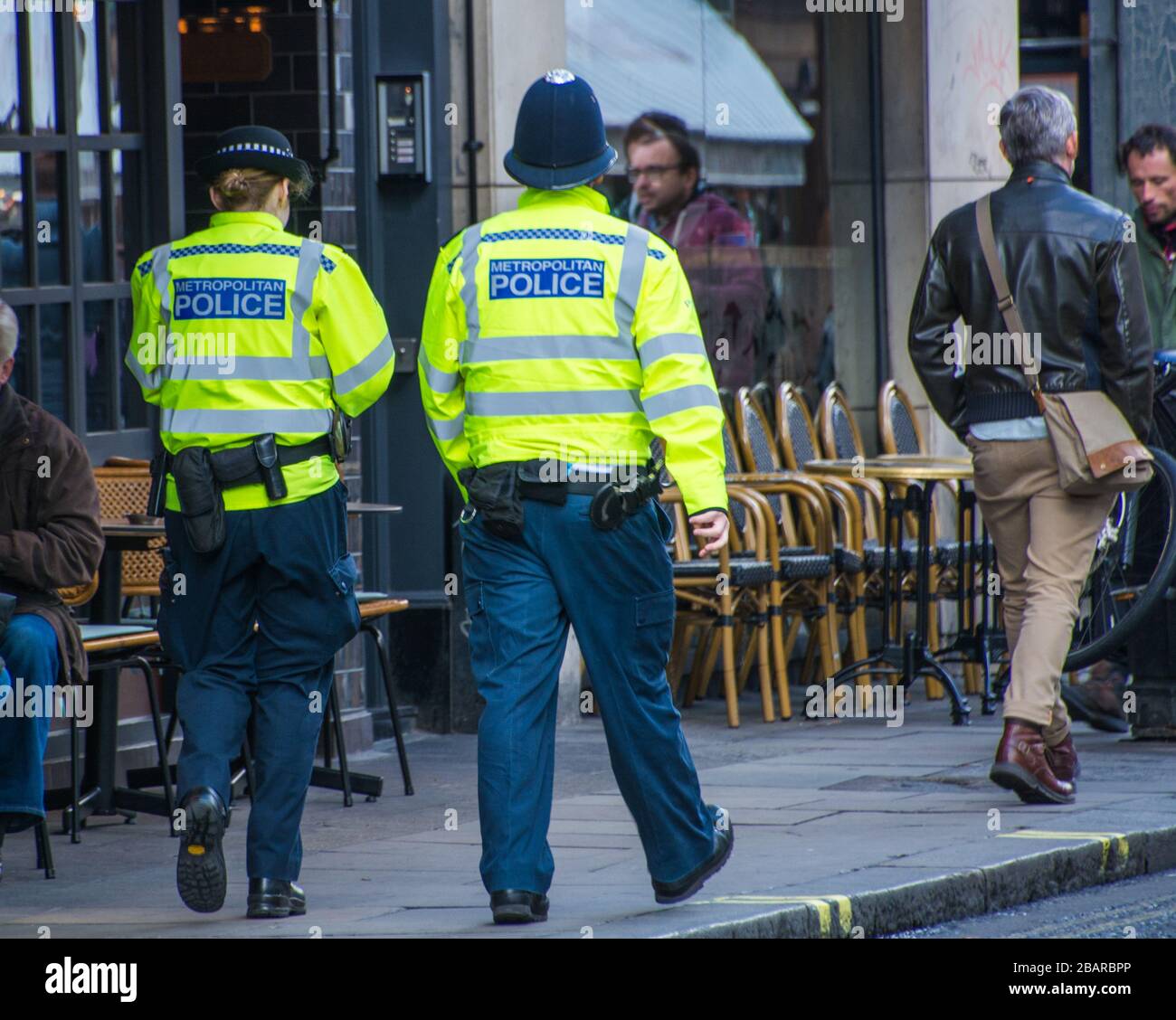 LONDRA - poliziotti che camminano per le strade di Londra, un argomento politicamente caldo a causa di tagli di bilancio e di un aumento della criminalità Foto Stock