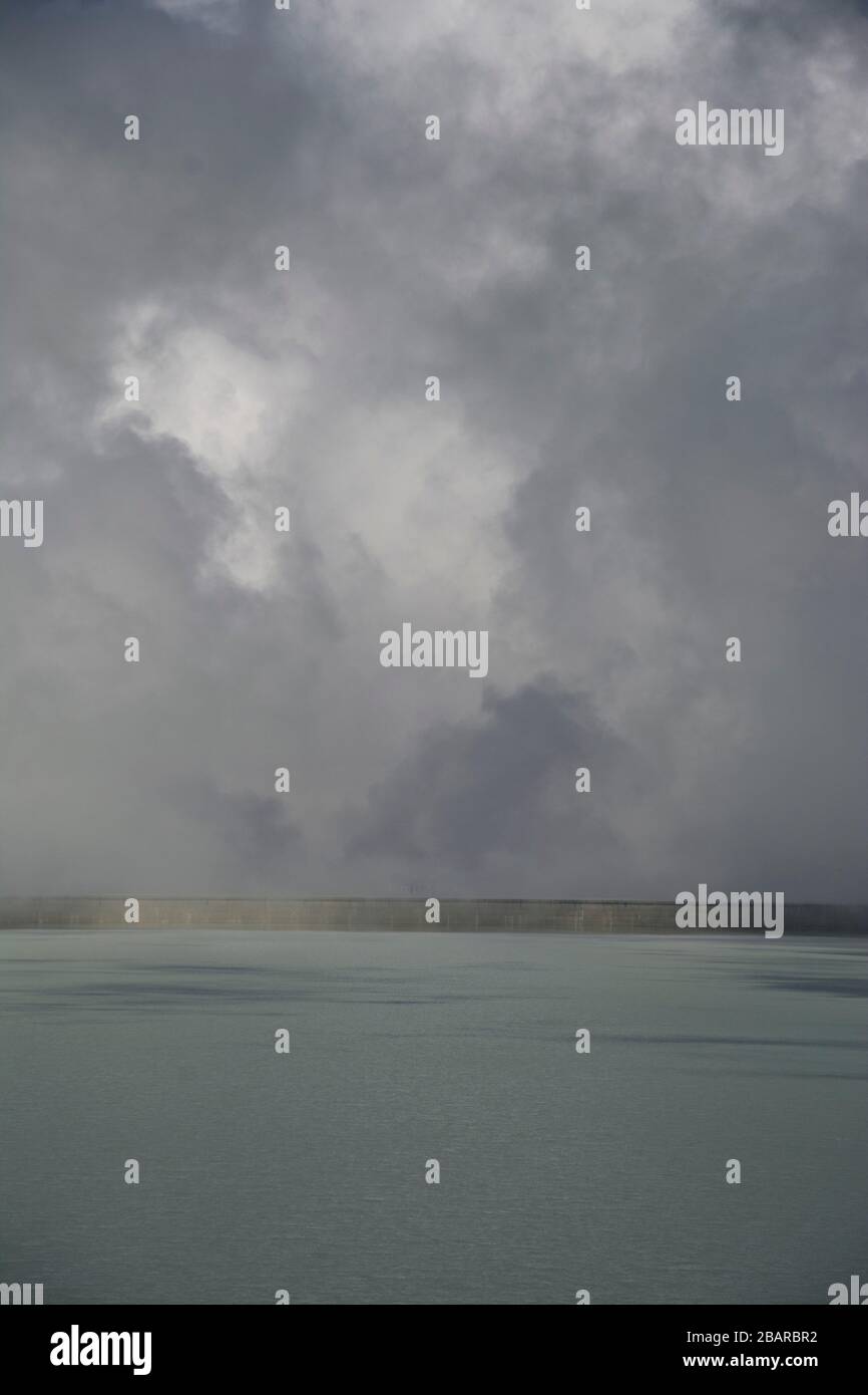 le nuvole sopra lac des dix, svizzeramobile più grande barriera lago con la barriera più alta alpi Foto Stock