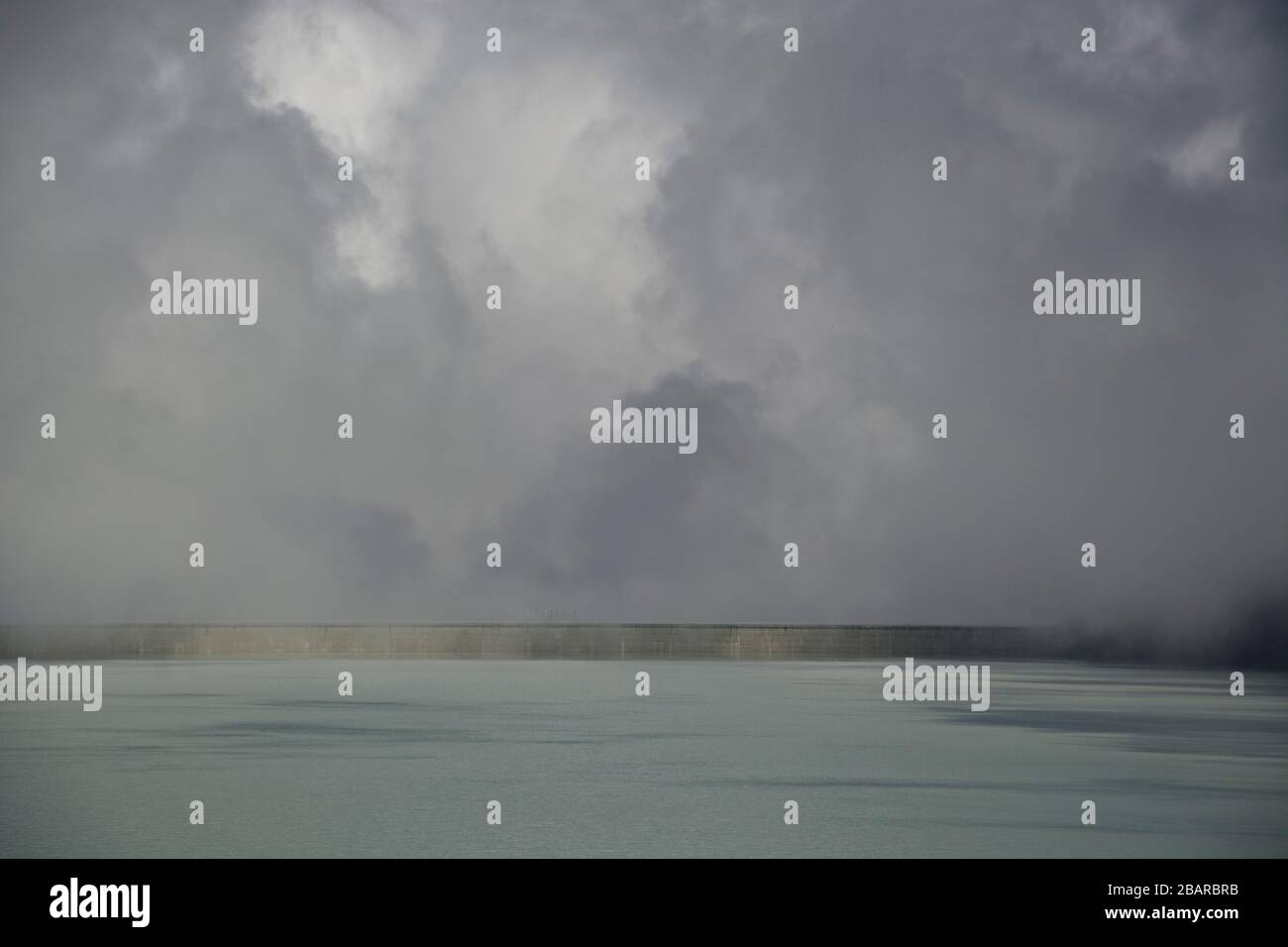 le nuvole sopra lac des dix, svizzeramobile più grande barriera lago con la barriera più alta alpi Foto Stock