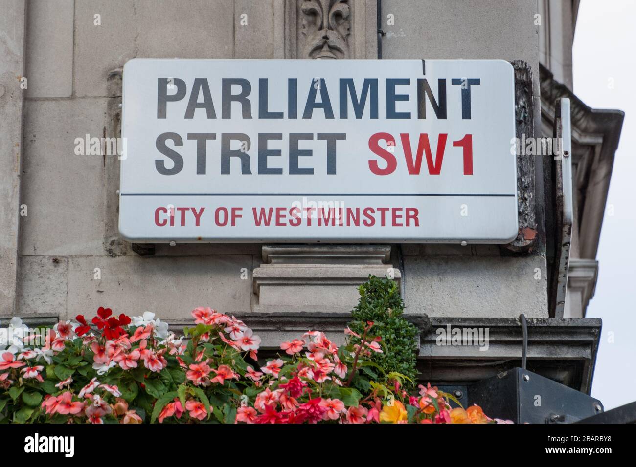 LONDON- Parliament Street SW1, cartello stradale, City of Westminster. Una strada famosa e la posizione di molti edifici governativi britannici Foto Stock
