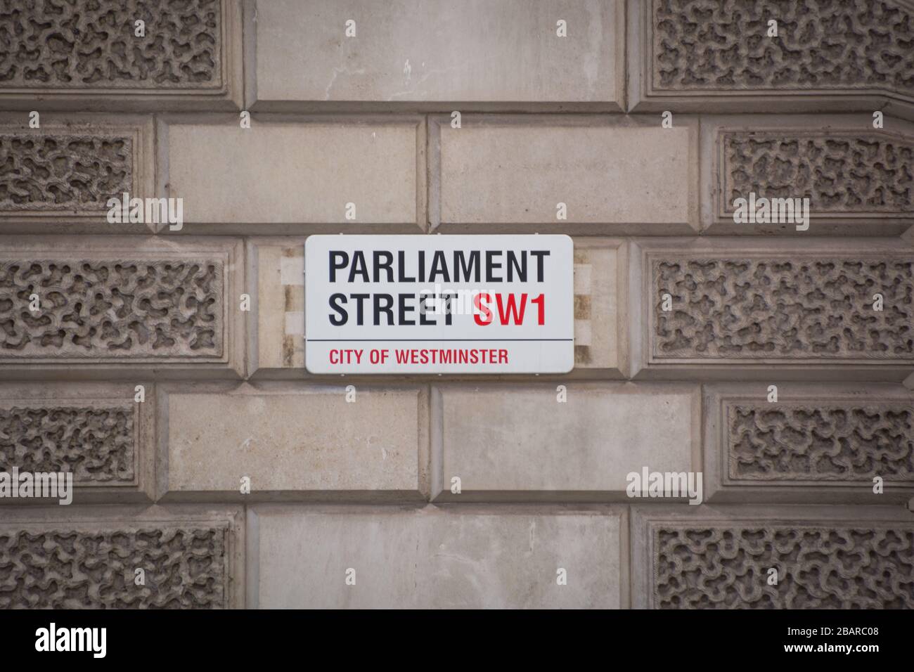 LONDON- Parliament Street SW1, cartello stradale, City of Westminster. Una strada famosa e la posizione di molti edifici governativi britannici Foto Stock