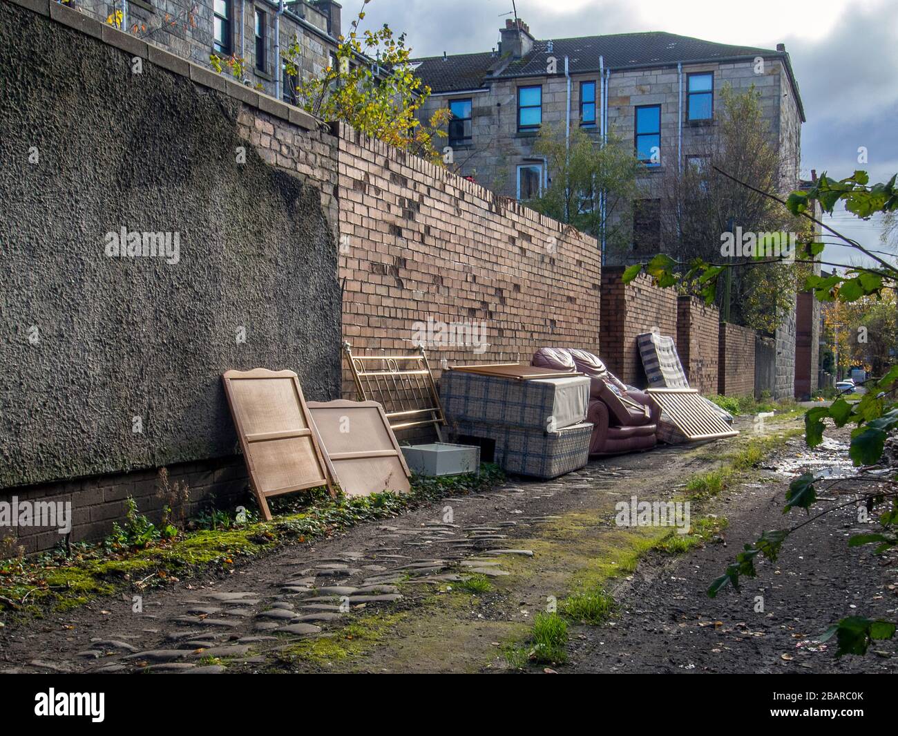 Glasgow, Scozia, Regno Unito. 29th ottobre 2019: I rifiuti sono lasciati su una strada laterale a Govanhill, Glasgow. Foto Stock