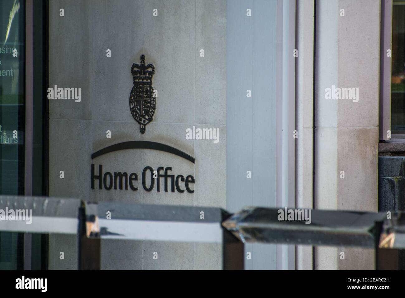 Logo Home Office e stemma presso l'ingresso principale - Dipartimento del governo britannico a Westminster Foto Stock