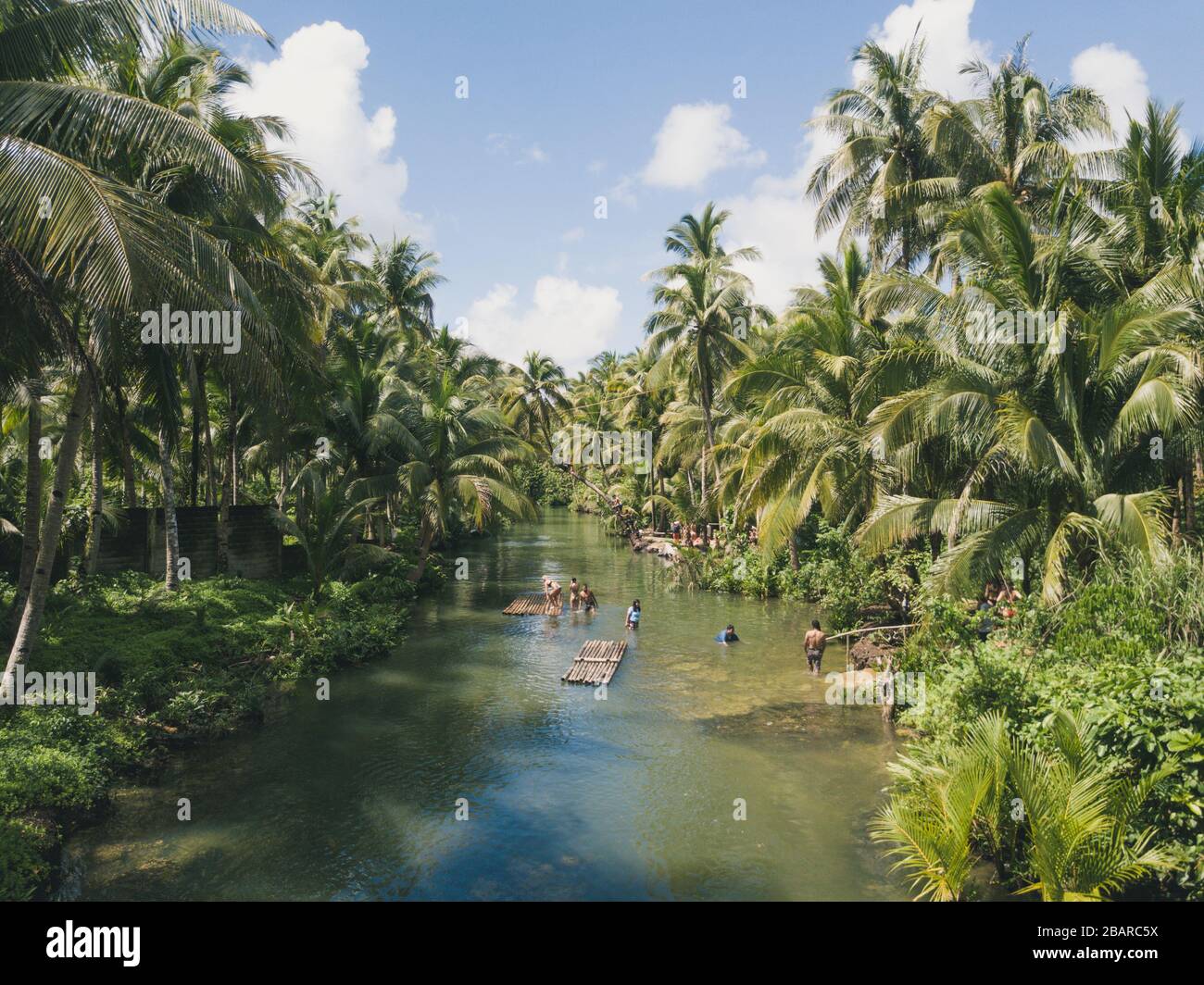 Isola di Siargao, Filippine - Gennaio 2020: Antenna di persone su un fiume Maasin vicino alla palma segreta swing a Siargao Foto Stock