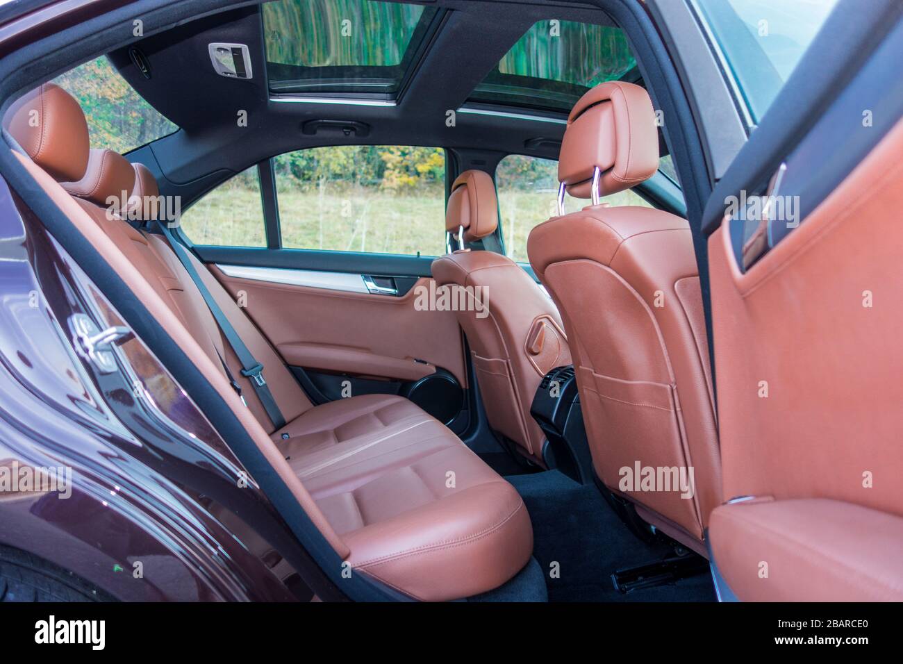 Abitacolo Mercedes Benz W204-Inside con sedili anteriori e posteriori, conducente e passeggero, parte dal volante, tendina posteriore, pelle marrone, Foto Stock