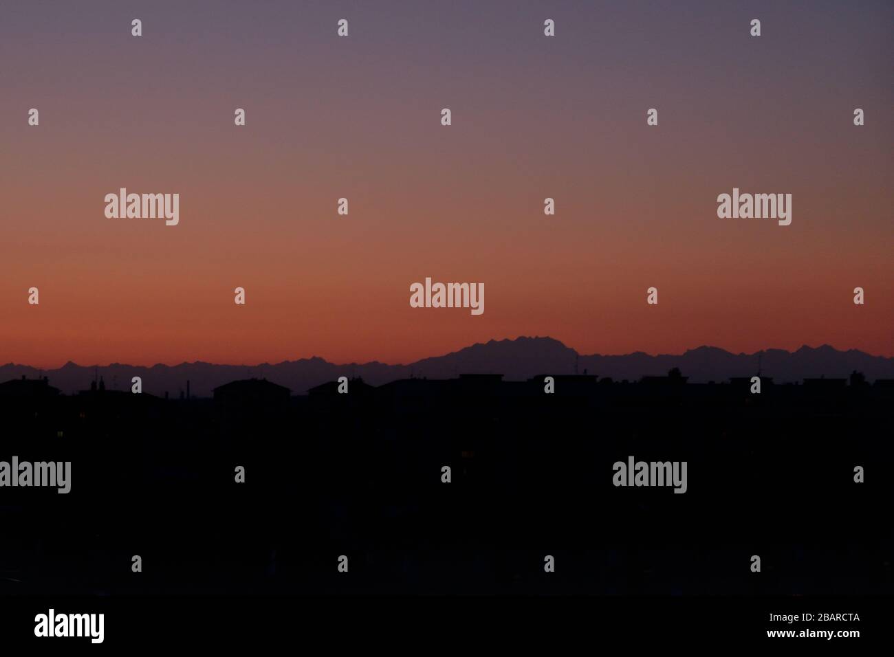 Monte Rosa, tramonto rosso da Milano Foto Stock