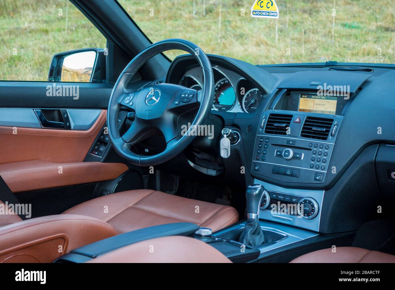 Cluj Napoca/Romania - Octomber 20, 2017: Mercedes Benz W204- anno 2011, equipaggiamento Avantgarde, interni in pelle di lusso marrone, tettuccio panoramico, memoria Foto Stock