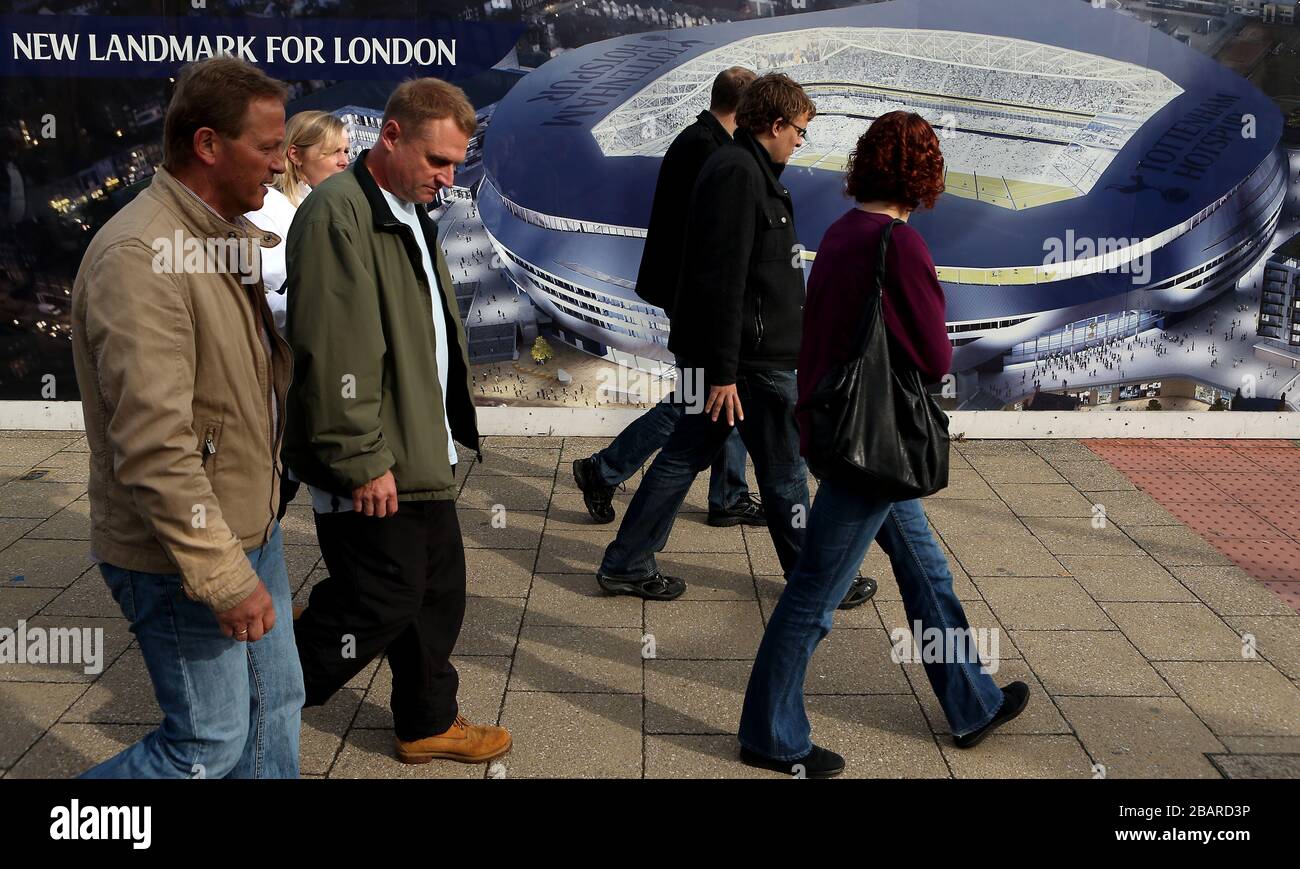 I tifosi camminano davanti a un'immagine artistica dei piani dei club per un nuovo stadio da costruire accanto a White Hart Lane Foto Stock
