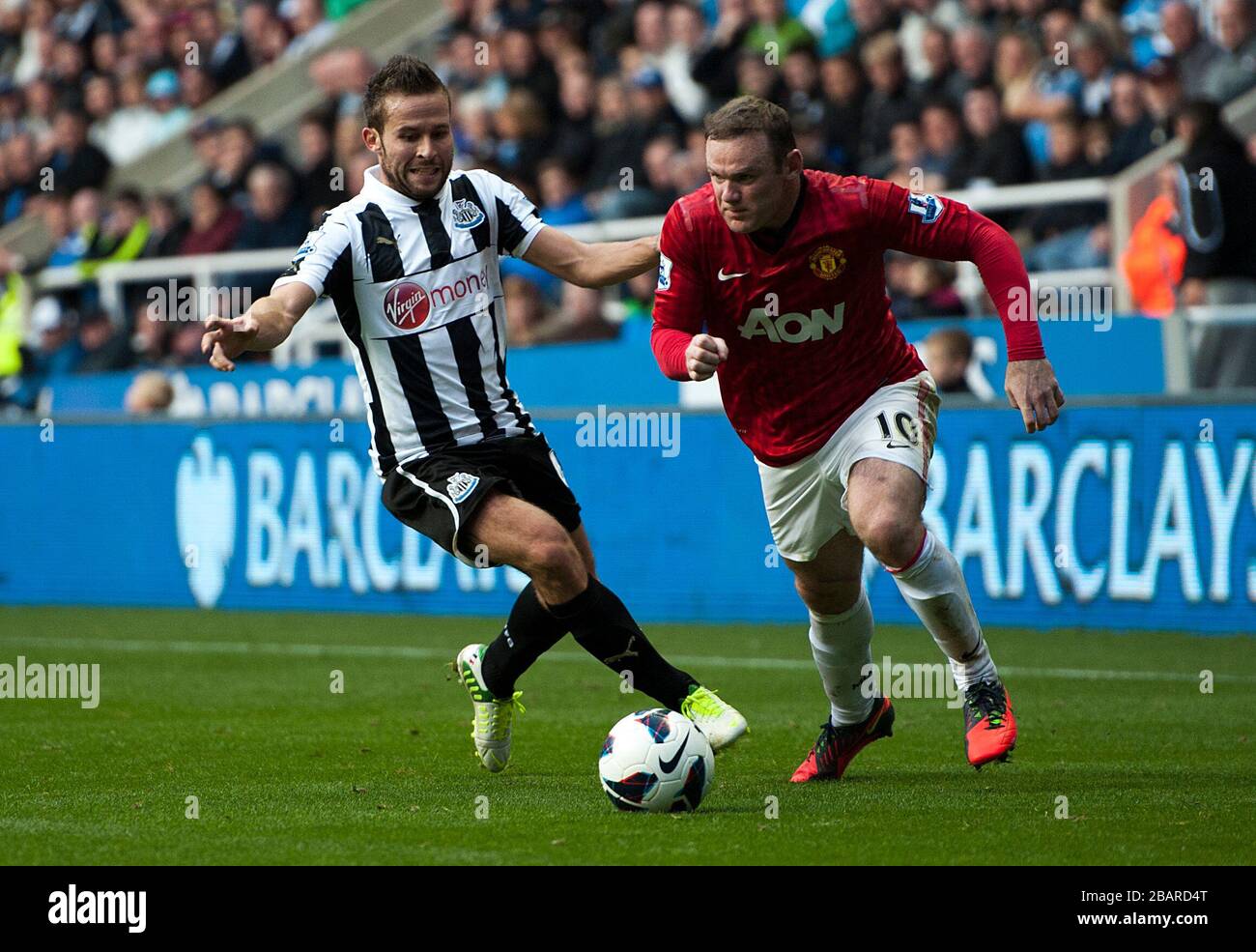 Yohan Cabaye (a sinistra) del Newcastle United e Wayne Rooney del Manchester United combattono per la palla Foto Stock