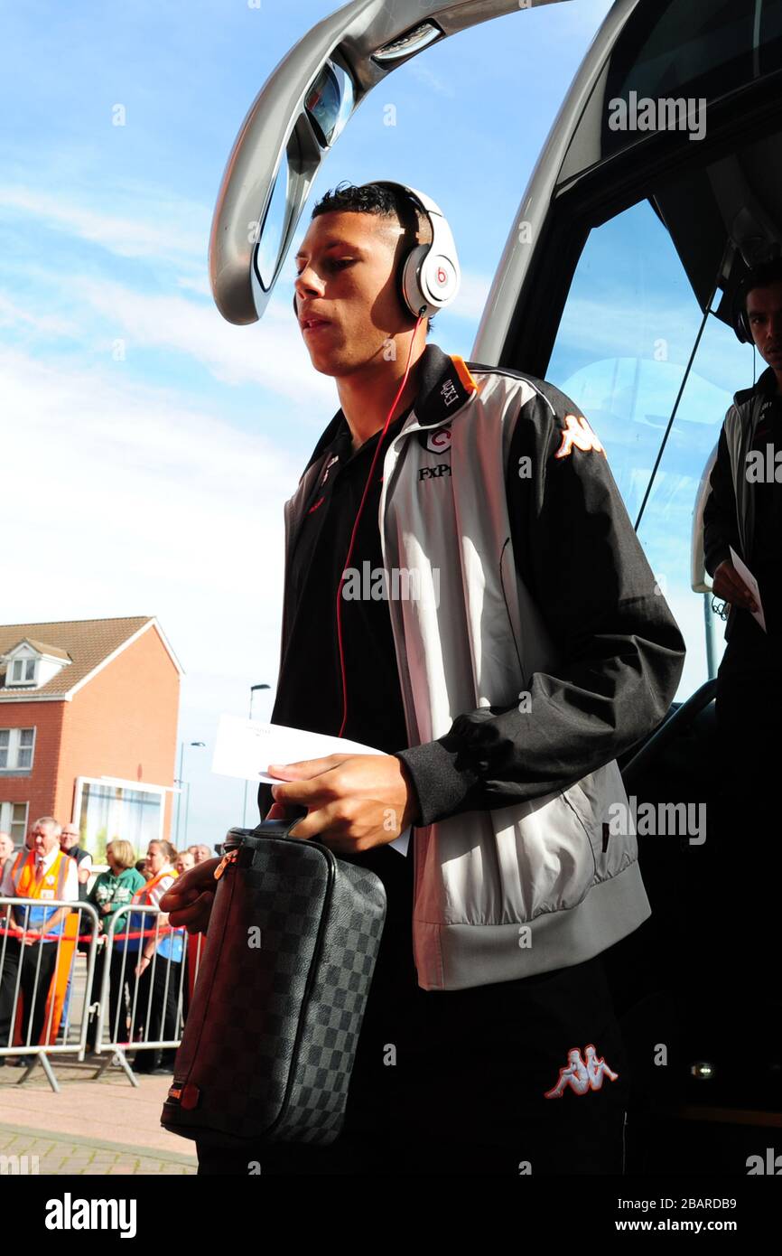 Matthew Briggs di Fulham esce dal pullman per la partita Foto Stock