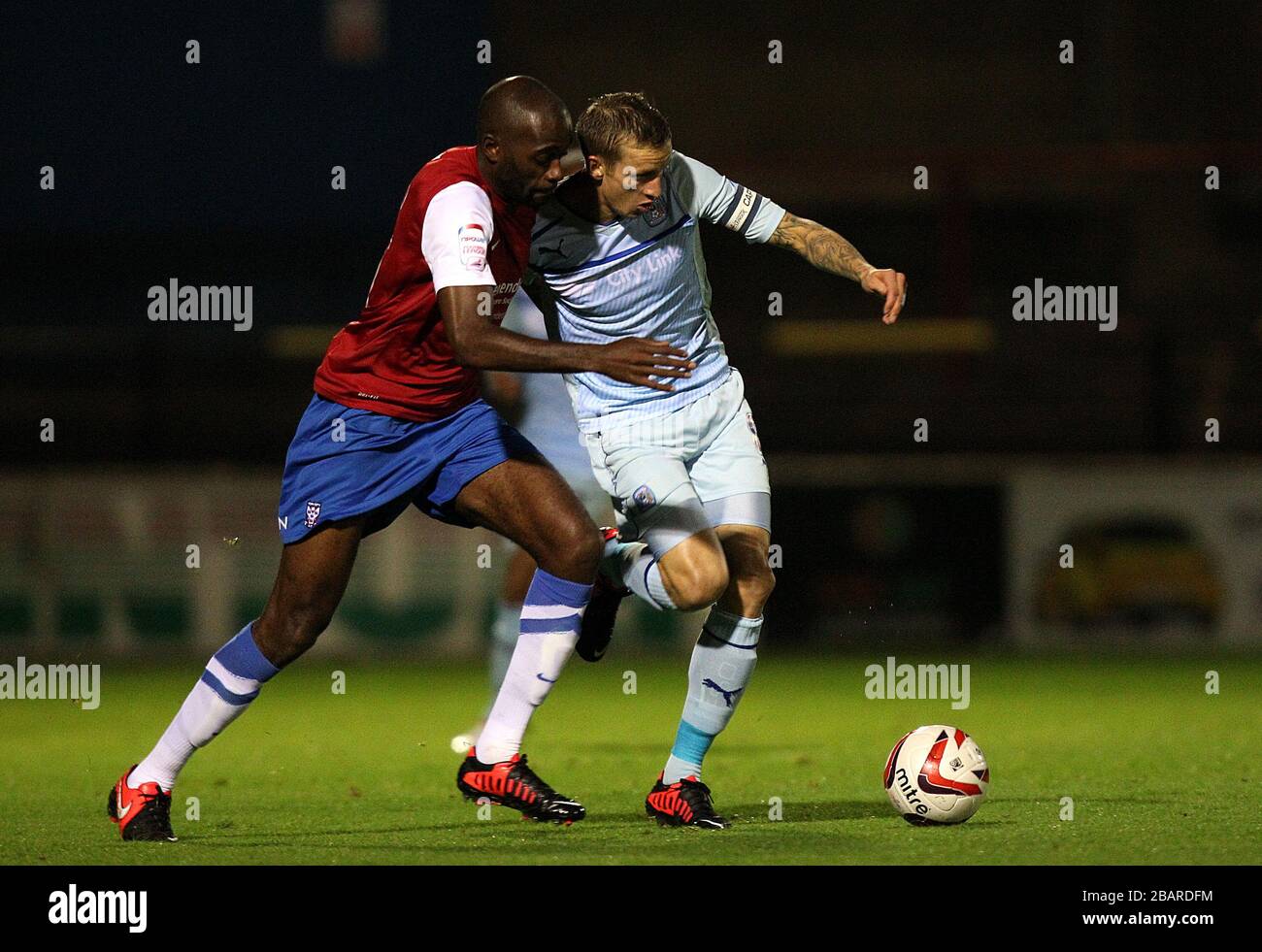 Carl Baker di Coventry City (a destra) e Jamal Fyfield di York City combattono per la palla Foto Stock