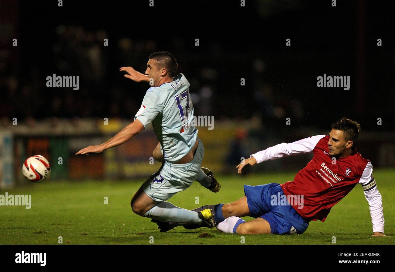 Chris Smith (a destra) di York City e Callum Ball di Coventry City combattono per la palla Foto Stock