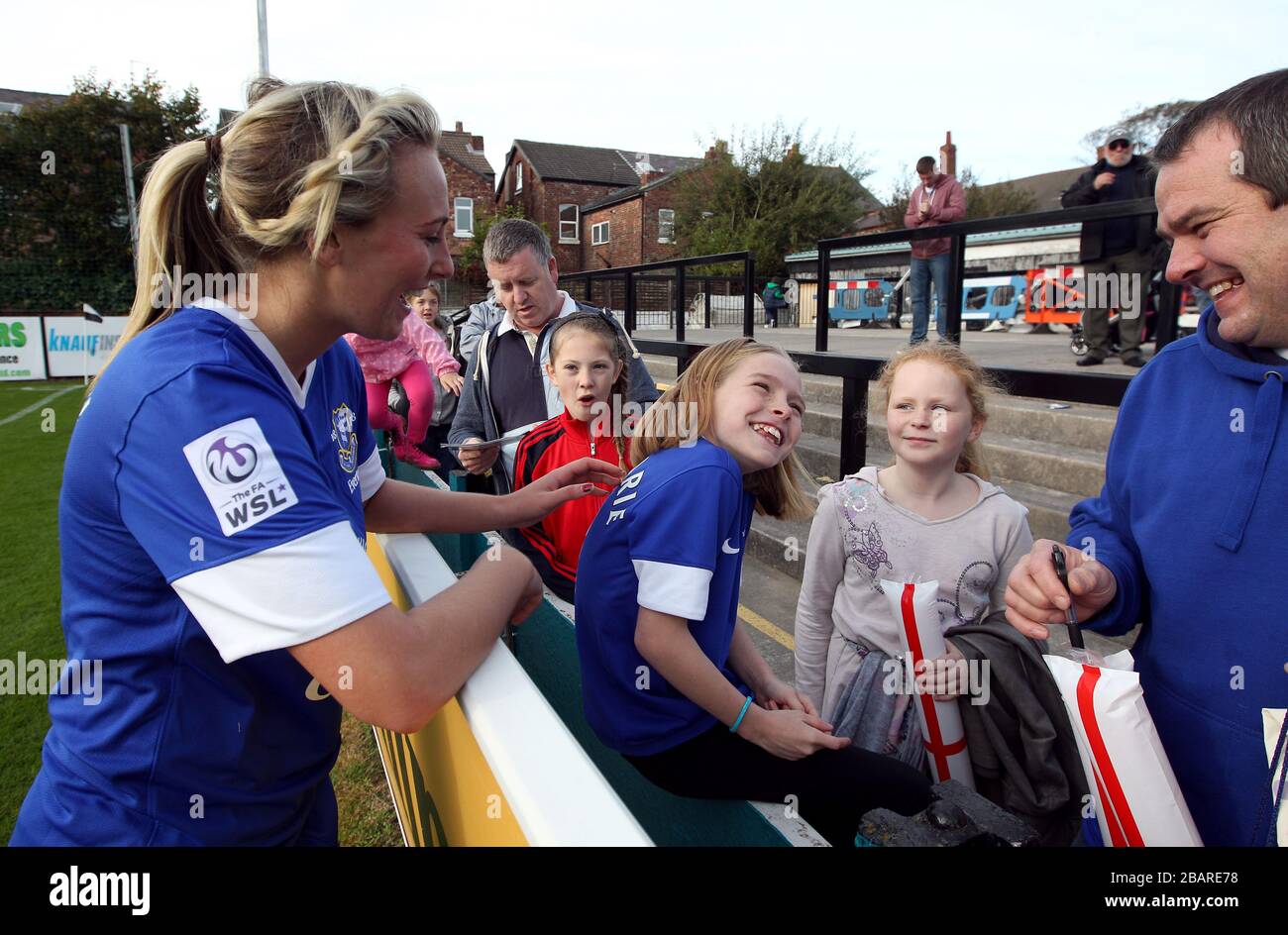 Everton Ladies toni Duggan firma autografi per i fan Foto Stock