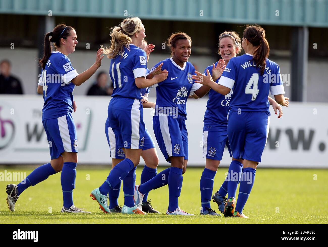 Nikita Parris (al centro) di Everton Ladies si congratula con i suoi compagni di squadra dopo che il suo tiro è stato trasformato in rete per l'unico gol del gioco segnato da Jemma Rose della Bristol Academy Women's (non in foto) Foto Stock