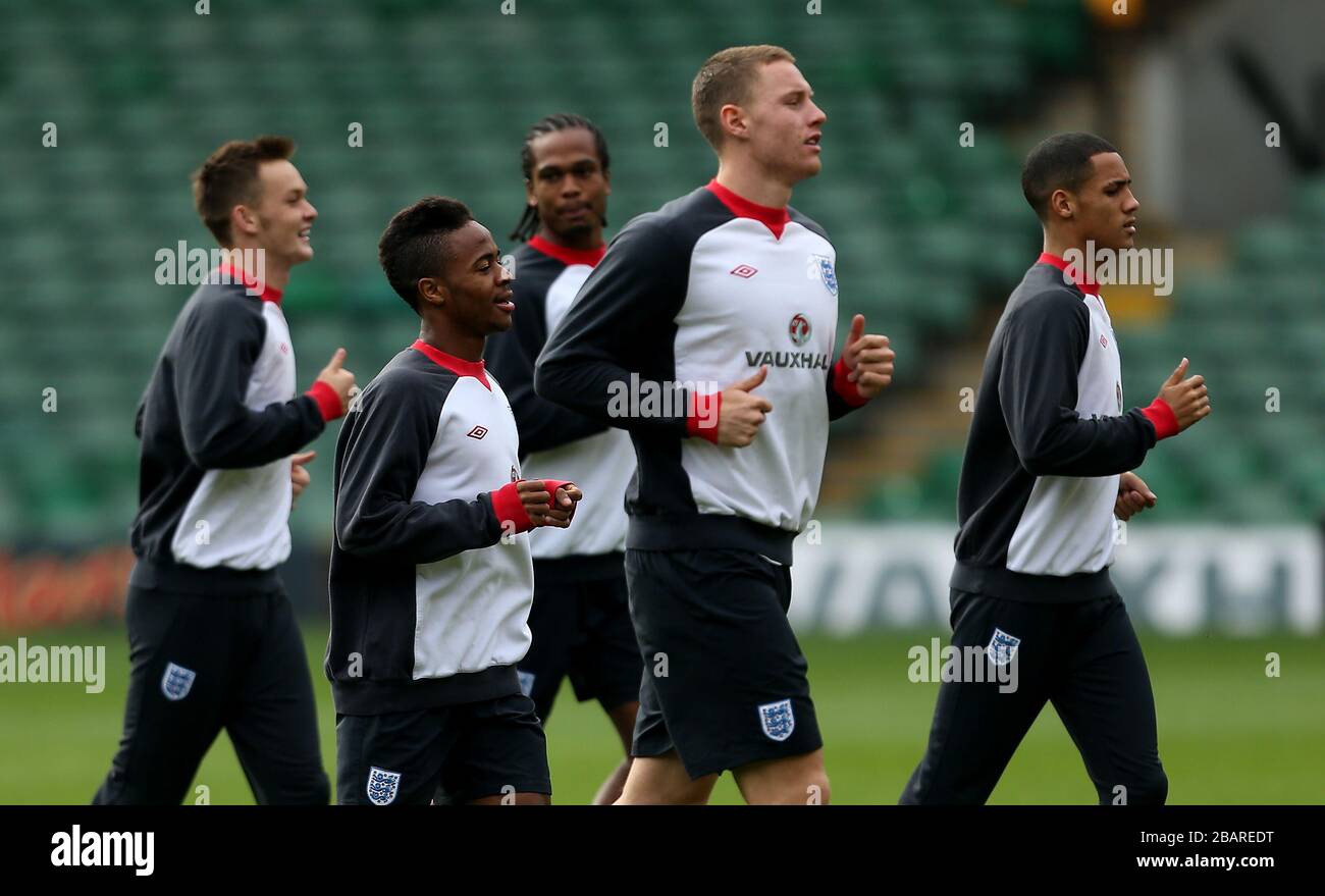 Raheem Sterling (seconda a sinistra) dell'Inghilterra sotto i 21 anni durante una sessione di allenamento a Carrow Road, Norwich Foto Stock