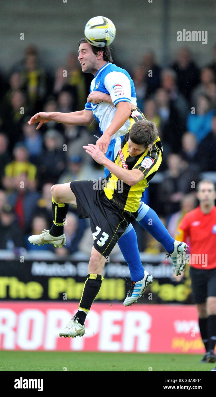 Adam Virgo di Bristol Rovers supera Lee Bell di Burton Albion Foto Stock