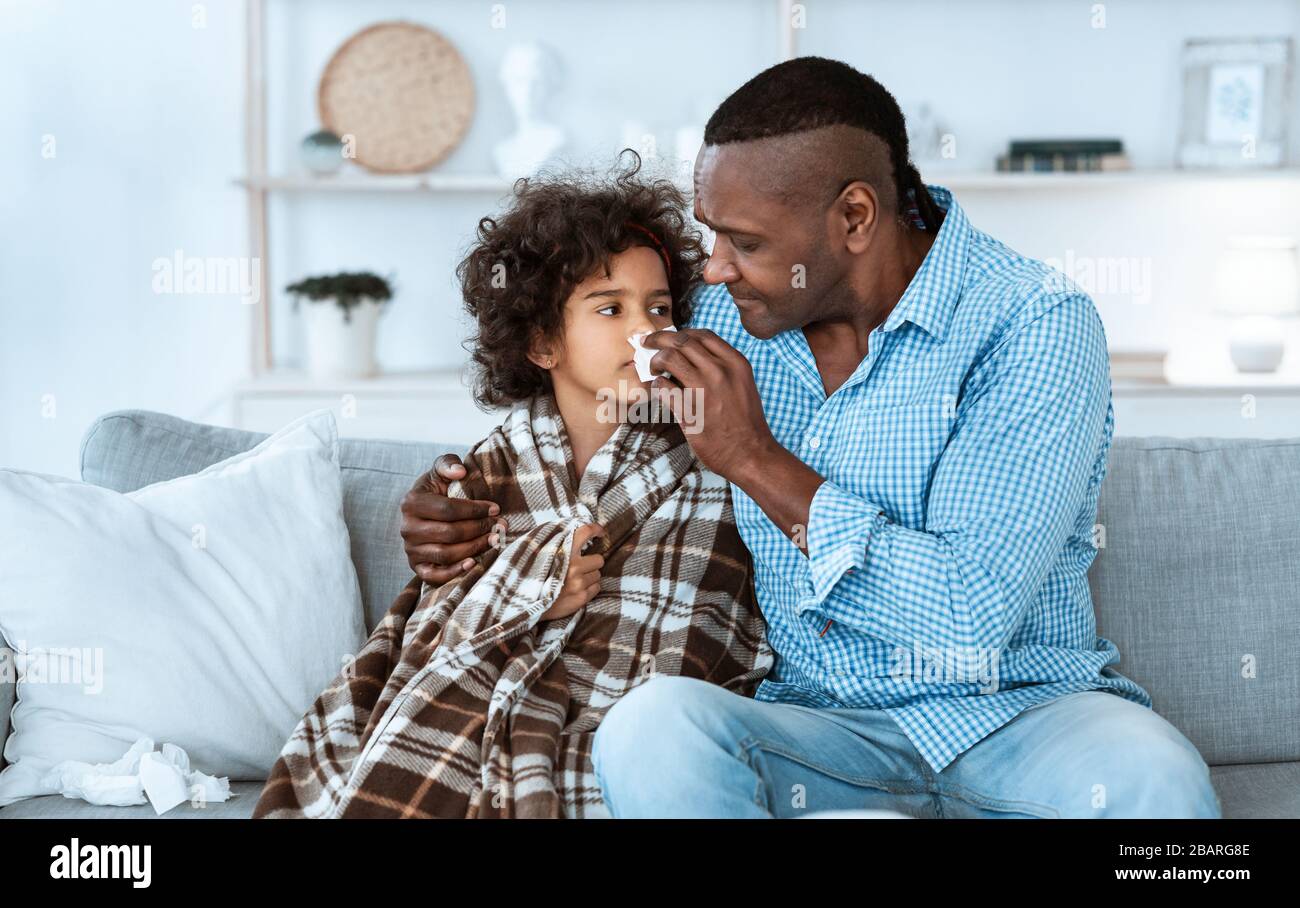 Trattamento delle malattie infettive. Cute bambino malato e nonno che la allattano a casa, spazio vuoto Foto Stock