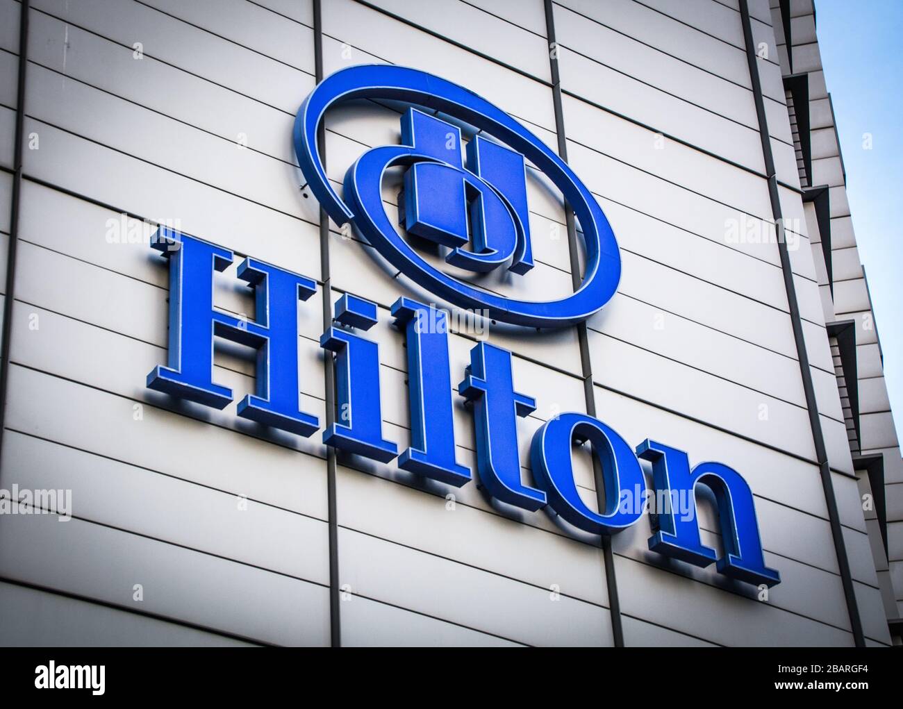 Il logo dell'hotel Hilton sull'esterno della filiale di Canary Wharf, la catena alberghiera e resort di fama mondiale americana Foto Stock