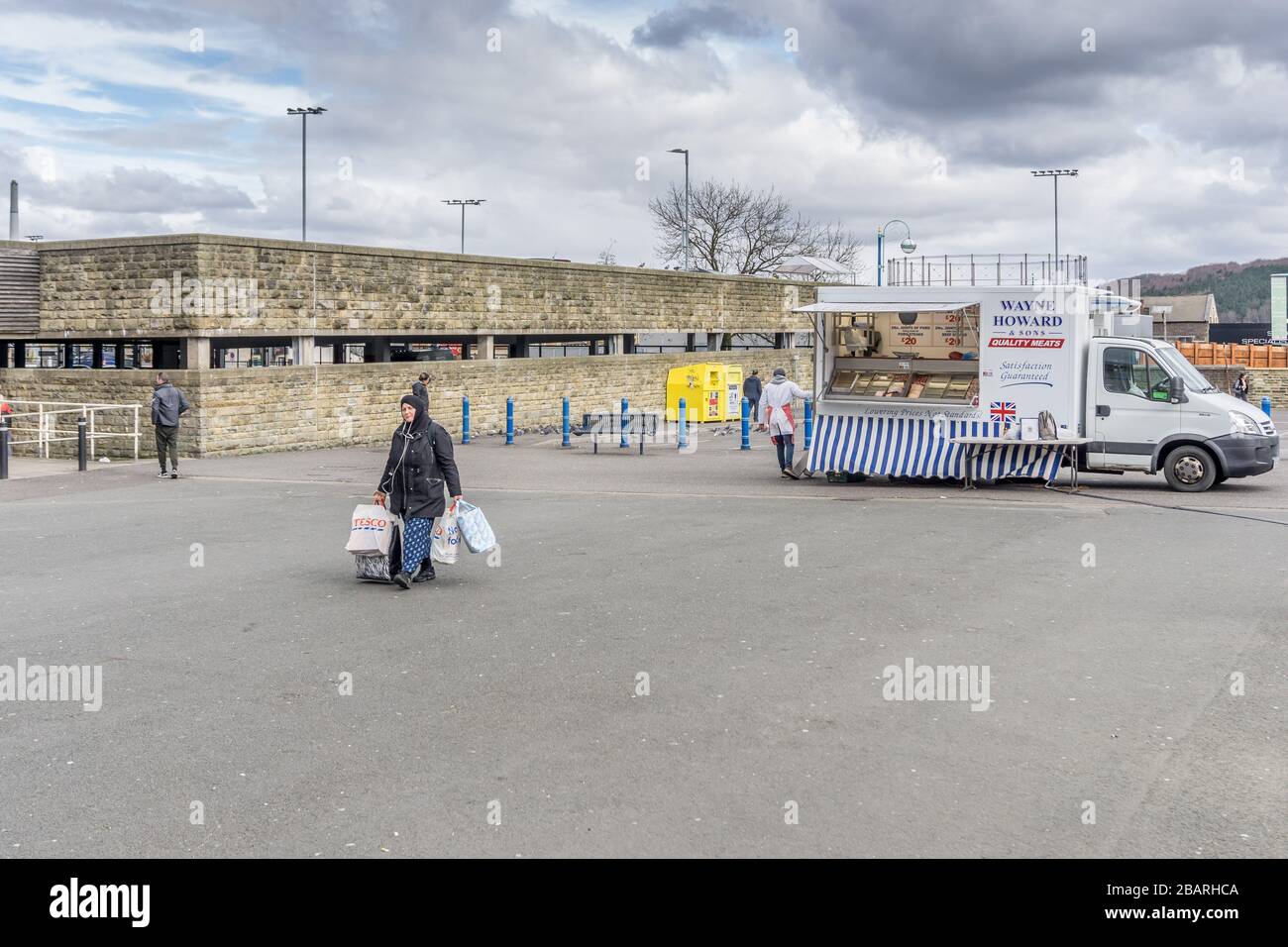 Macellaio che vende carne nel parcheggio auto vuoto di Tesco, viadotto strada, Huddersfield Sabato mattina 28th marzo 2020 durante il blocco a causa della pandemia del virus del coronono. Foto Stock