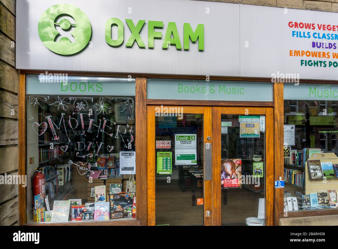 Oxfam chiuso su Huddersfield Road, Holmfirth Sabato mattina 28 marzo 2020 durante il blocco a causa della pandemia del virus corono. Foto Stock