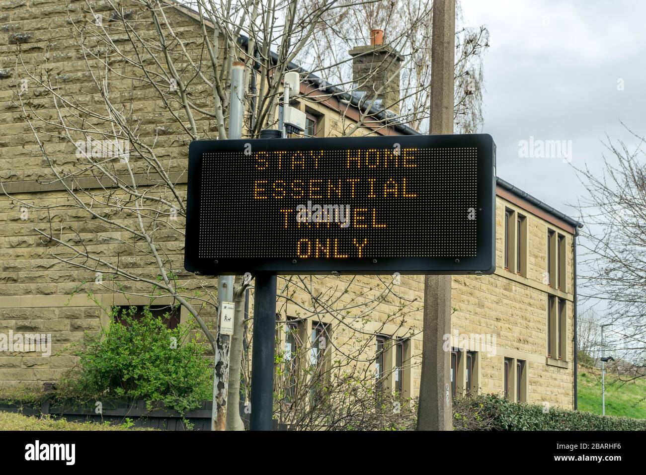 'Stay Home Essential Travel Only' cartello stradale, 28 marzo 2020 durante il blocco a causa della pandemia del virus corono. Foto Stock