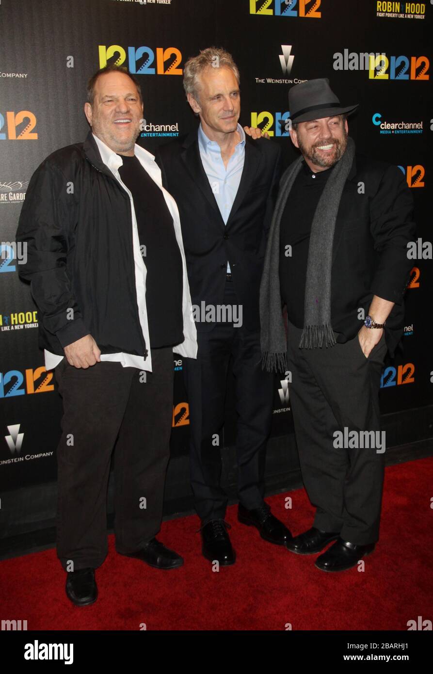 ***FILE PHOTO*** NY Knicks Proprietario, James Dolan, Prove positive per Coronavirus e in Auto isolamento. NEW YORK, NY - NOVEMBRE 8: Harvey Weinstein, John Sykes e James Dolan alla prima proiezione di New York del 12-12-12 al Clearview Cinemas Ziegfeld Theatre di New York. Novembre 8, 2013. Credito: RW/MediaPunch Foto Stock
