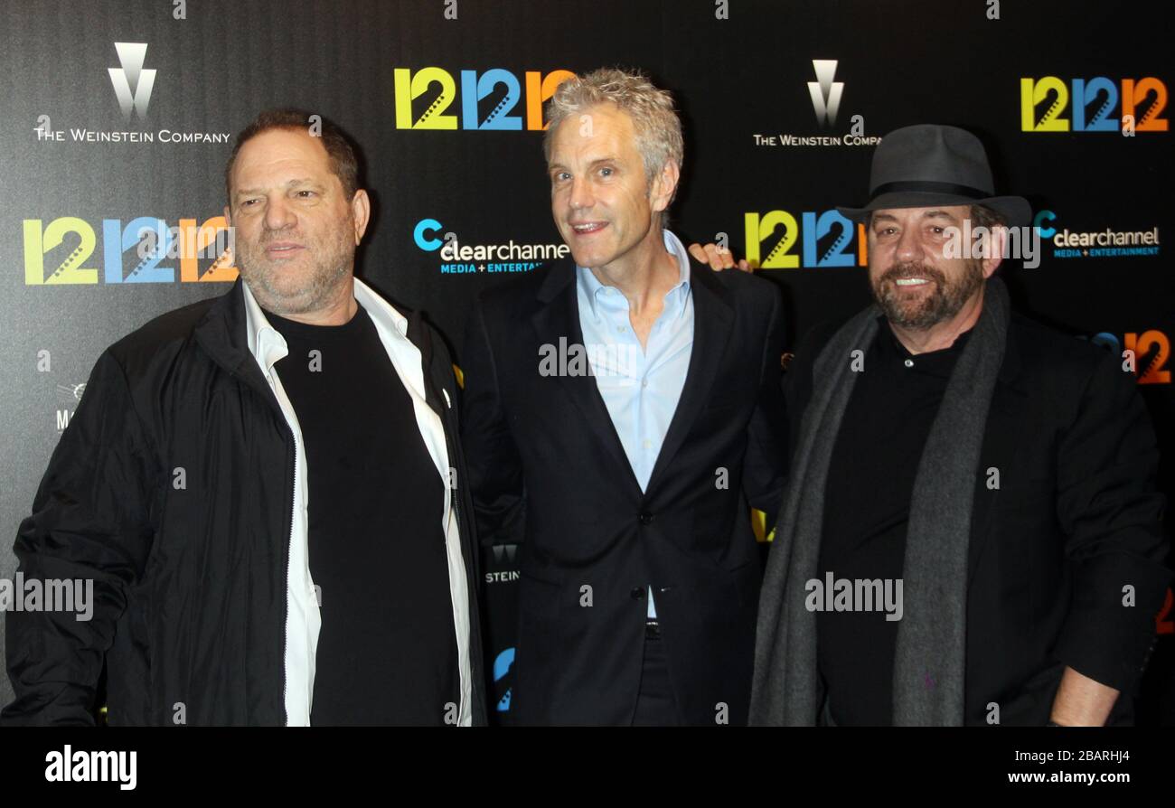 ***FILE PHOTO*** NY Knicks Proprietario, James Dolan, Prove positive per Coronavirus e in Auto isolamento. NEW YORK, NY - NOVEMBRE 8: Harvey Weinstein, John Sykes e James Dolan alla prima proiezione di New York del 12-12-12 al Clearview Cinemas Ziegfeld Theatre di New York. Novembre 8, 2013. Credito: RW/MediaPunch Foto Stock