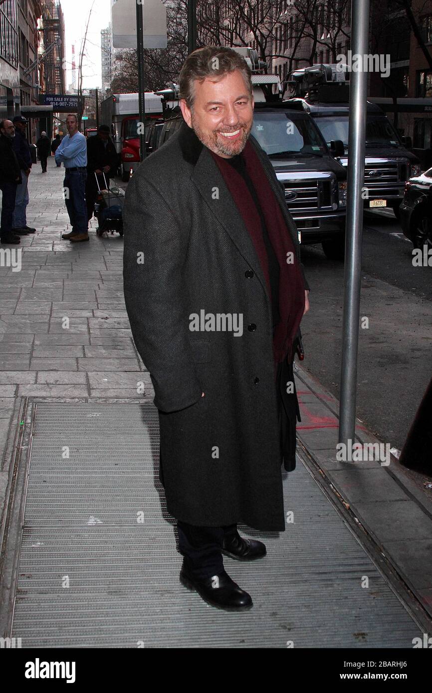 ***FILE PHOTO*** NY Knicks Proprietario, James Dolan, Prove positive per Coronavirus e in Auto isolamento. NEW YORK, NY - GENNAIO 20: Il Presidente e CEO di Cablevision Systems Corporation James L. Dolan ha notato lasciare 'Good Day New York' dopo la performance musicale con la sua band JD & The Straight Shot a New York, New York, il 20 gennaio 2016. Credito fotografico: Rainmaker Photo/MediaPunch Foto Stock