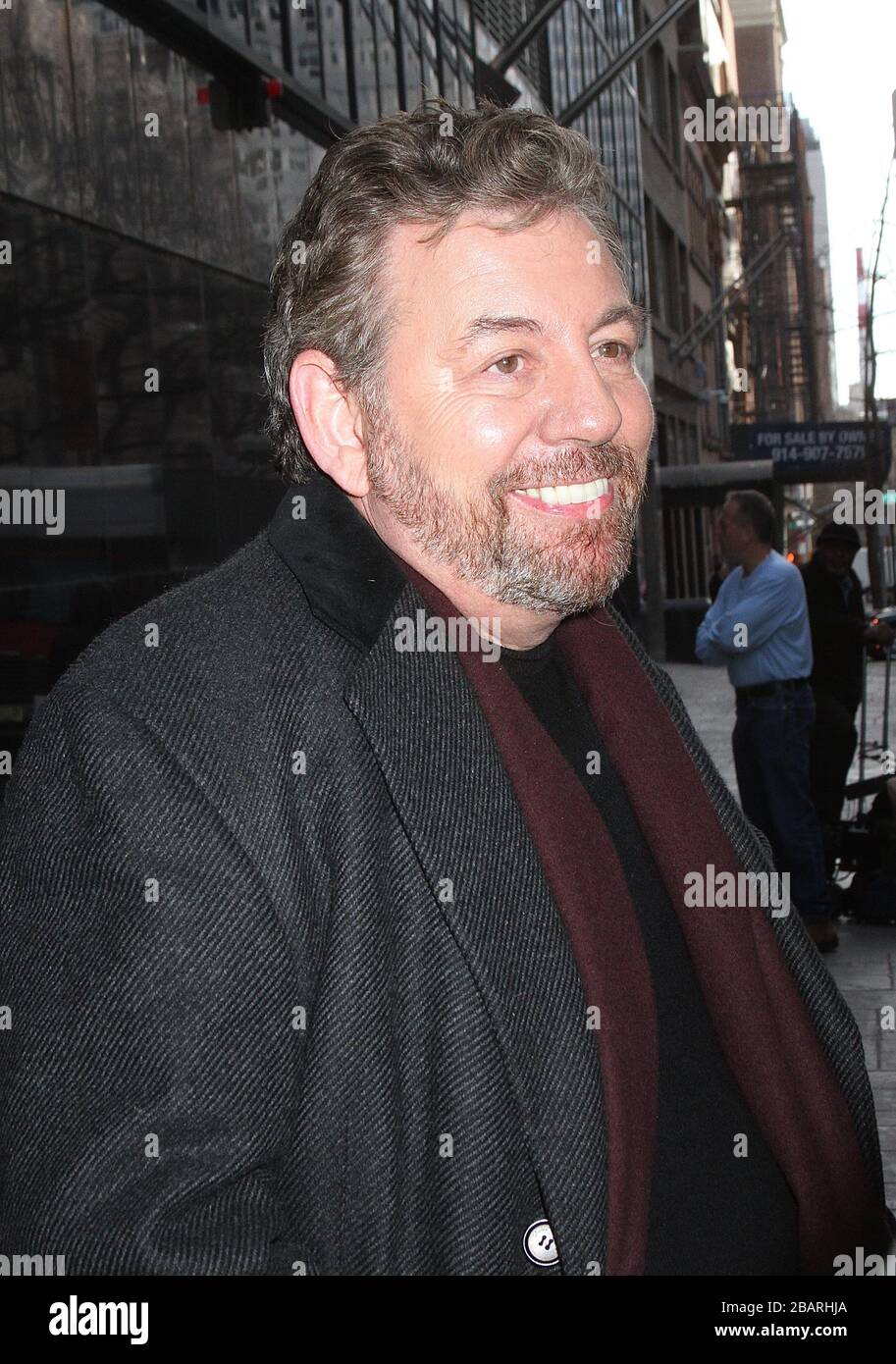 ***FILE PHOTO*** NY Knicks Proprietario, James Dolan, Prove positive per Coronavirus e in Auto isolamento. NEW YORK, NY - GENNAIO 20: Il Presidente e CEO di Cablevision Systems Corporation James L. Dolan ha notato lasciare 'Good Day New York' dopo la performance musicale con la sua band JD & The Straight Shot a New York, New York, il 20 gennaio 2016. Credito fotografico: Rainmaker Photo/MediaPunch Foto Stock