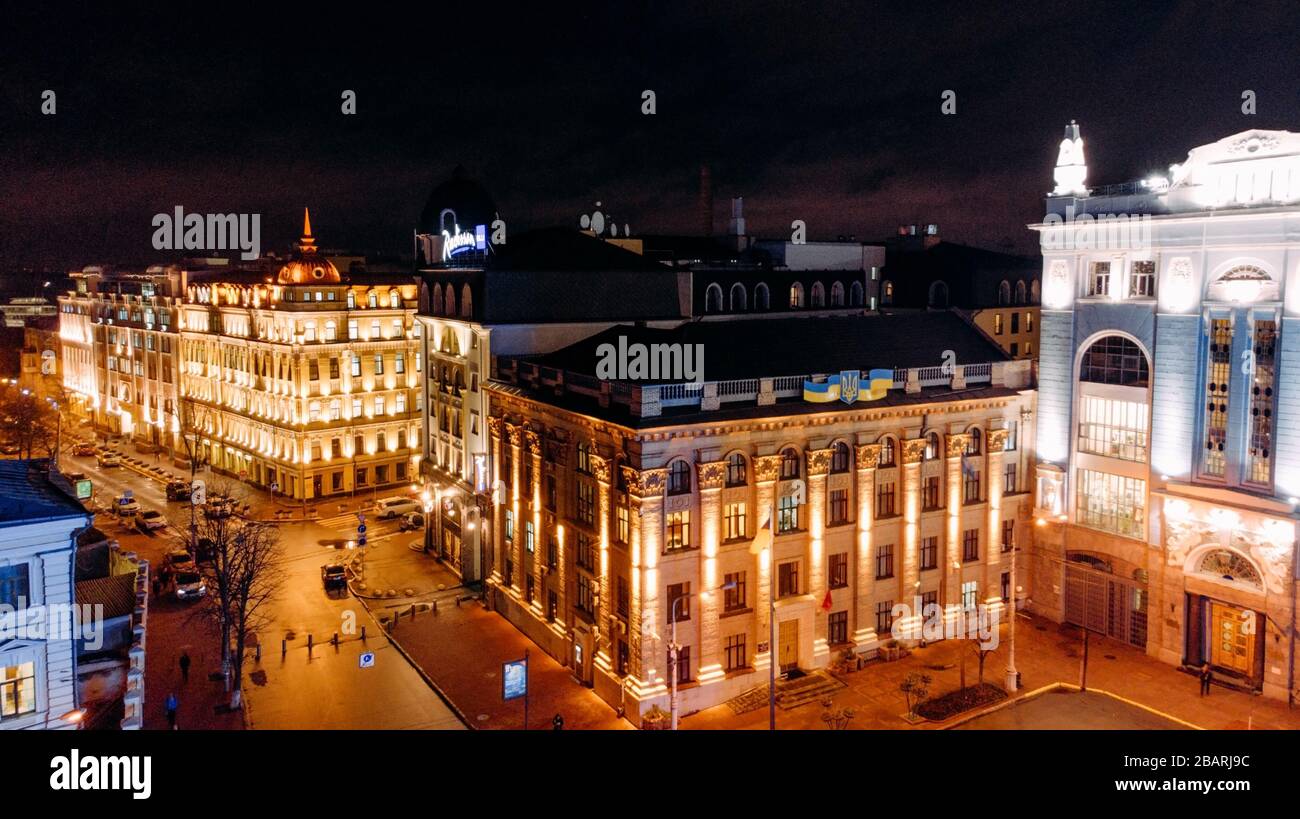 Splendida vista dal drone alla notte illuminata città di Kiev con cielo. Foto Stock