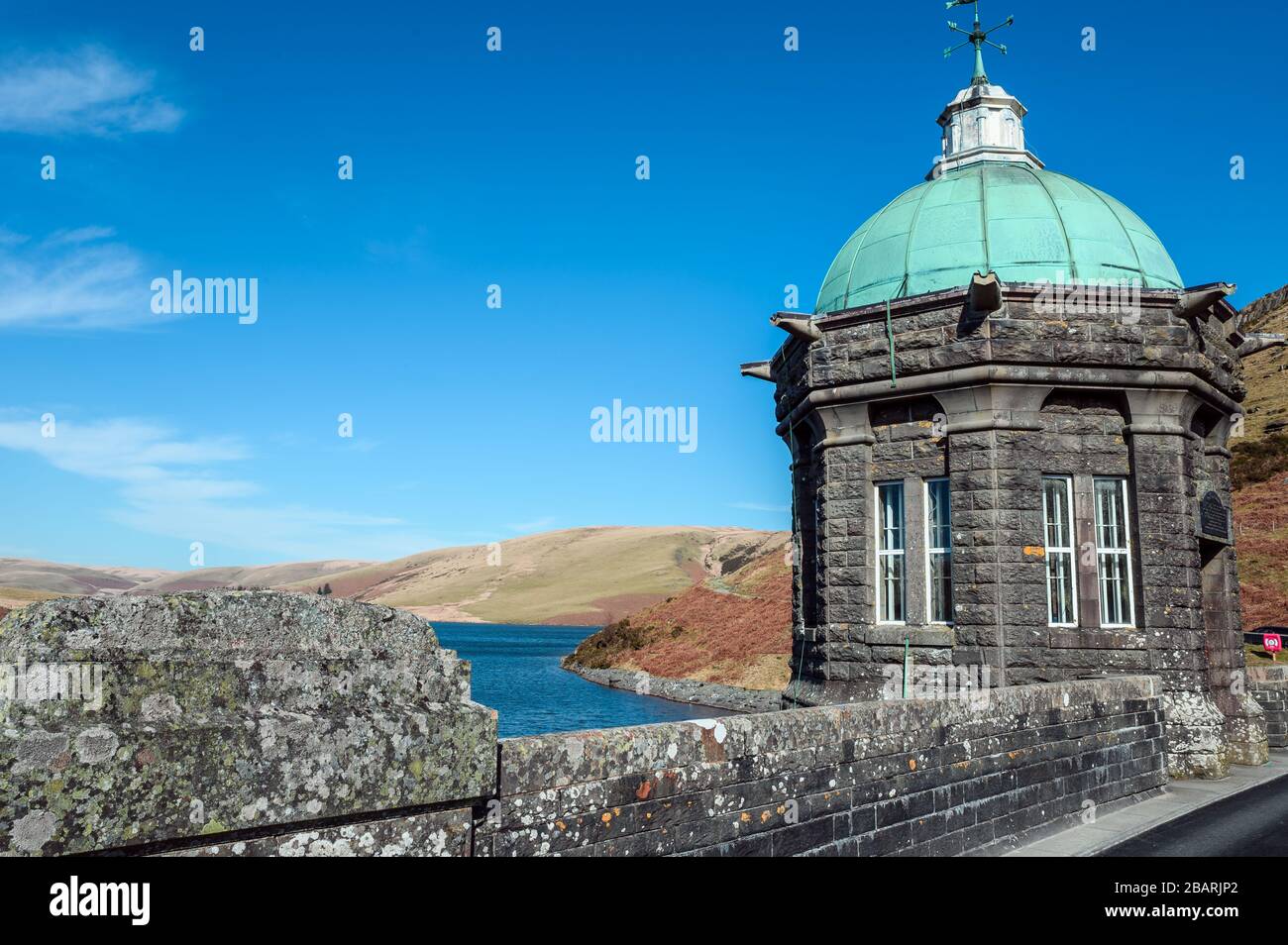 Craig goch valvola torre elan valle in una luminosa giornata di sole nel marzo 2020 inverno Foto Stock