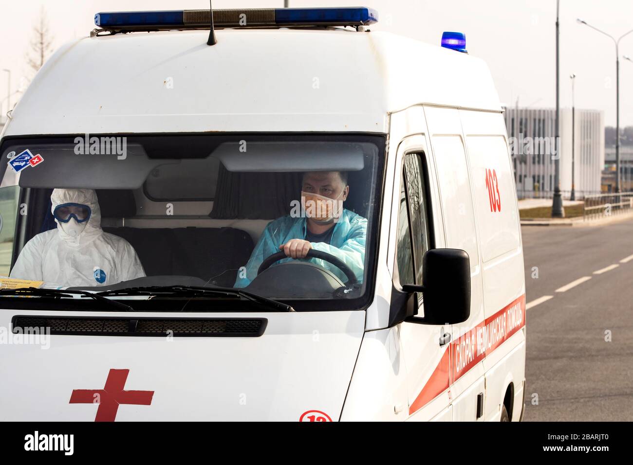 Mosca, Russia. 29 marzo 2020. Un paramedico e conducente, indossando tute protettive, guida un'auto ambulanza è visto al centro medico multi-specialistico Novomoskovsky a Kommunarka, Novomoskovsky Distretto amministrativo, durante la pandemia di coronavirus del COVID-19 Foto Stock