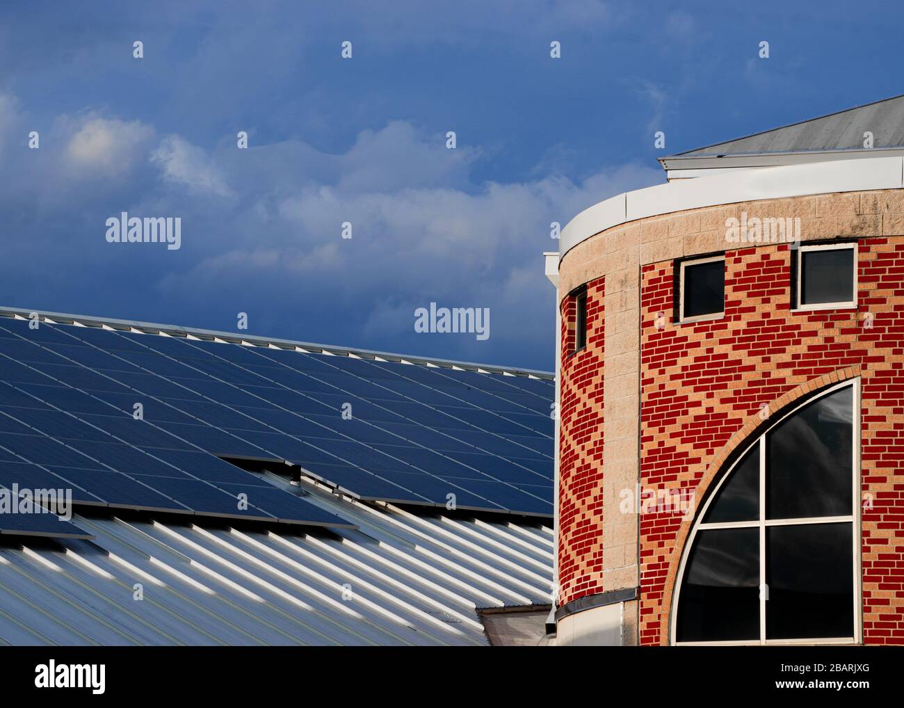 Pannelli solari in un edificio pubblico Foto Stock