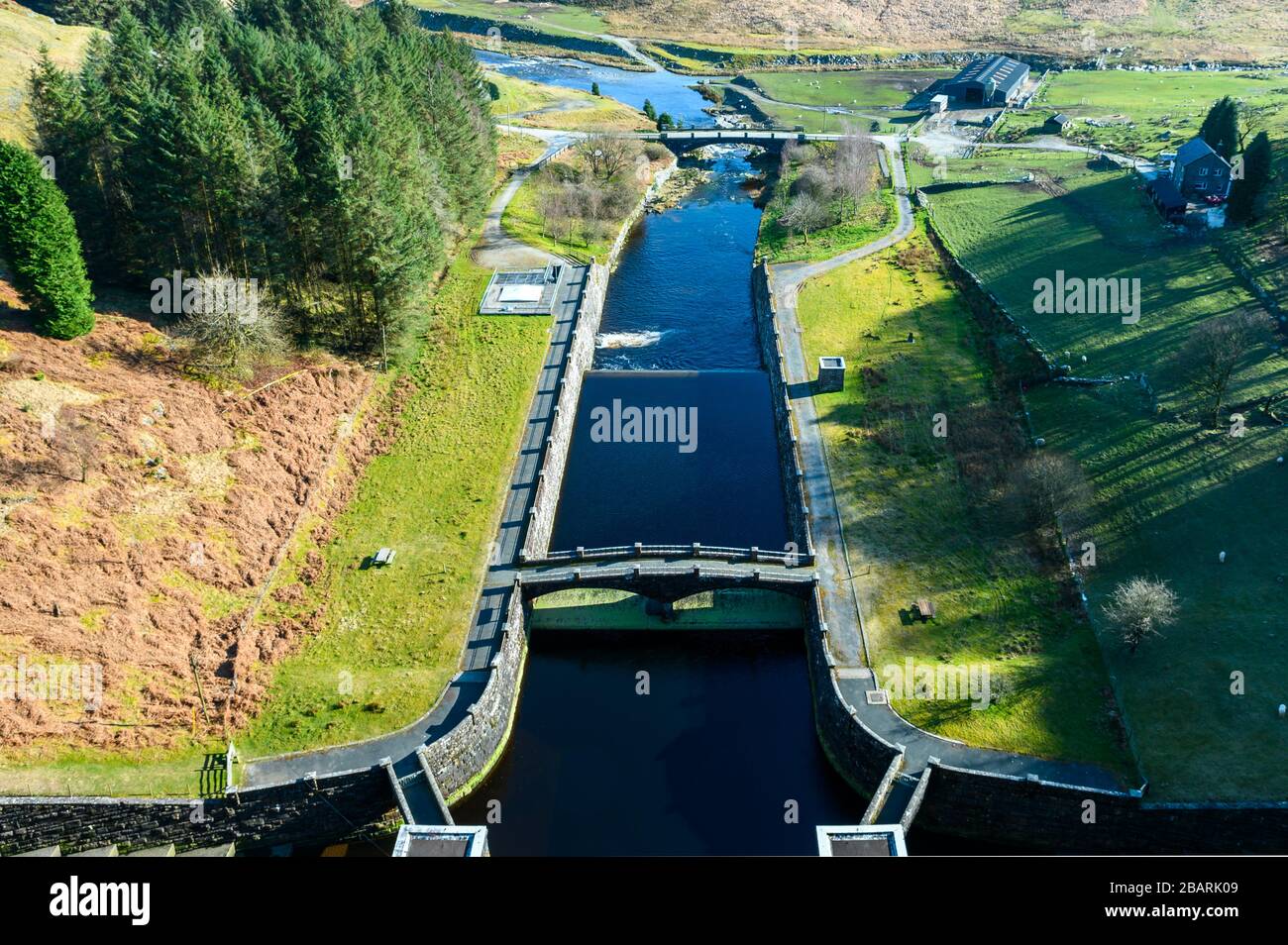 Oltre a guardare la diga di Claerwen in una luminosa giornata di sole nel marzo 2020, Elan Valley Foto Stock