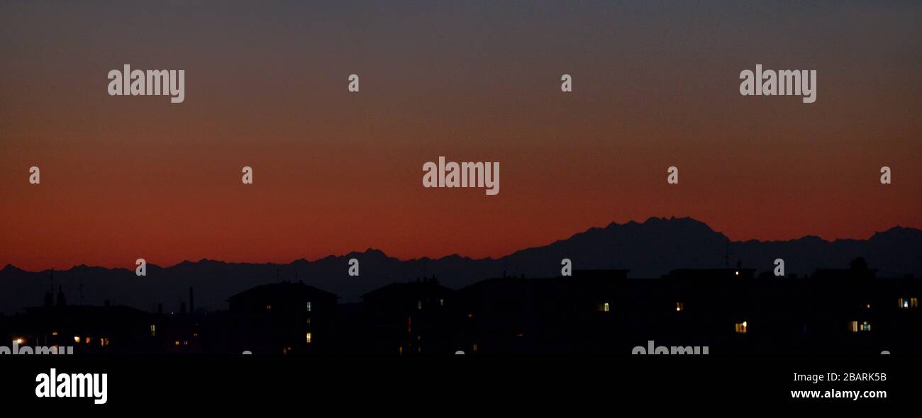 Monte Rosa, tramonto rosso da Milano Foto Stock