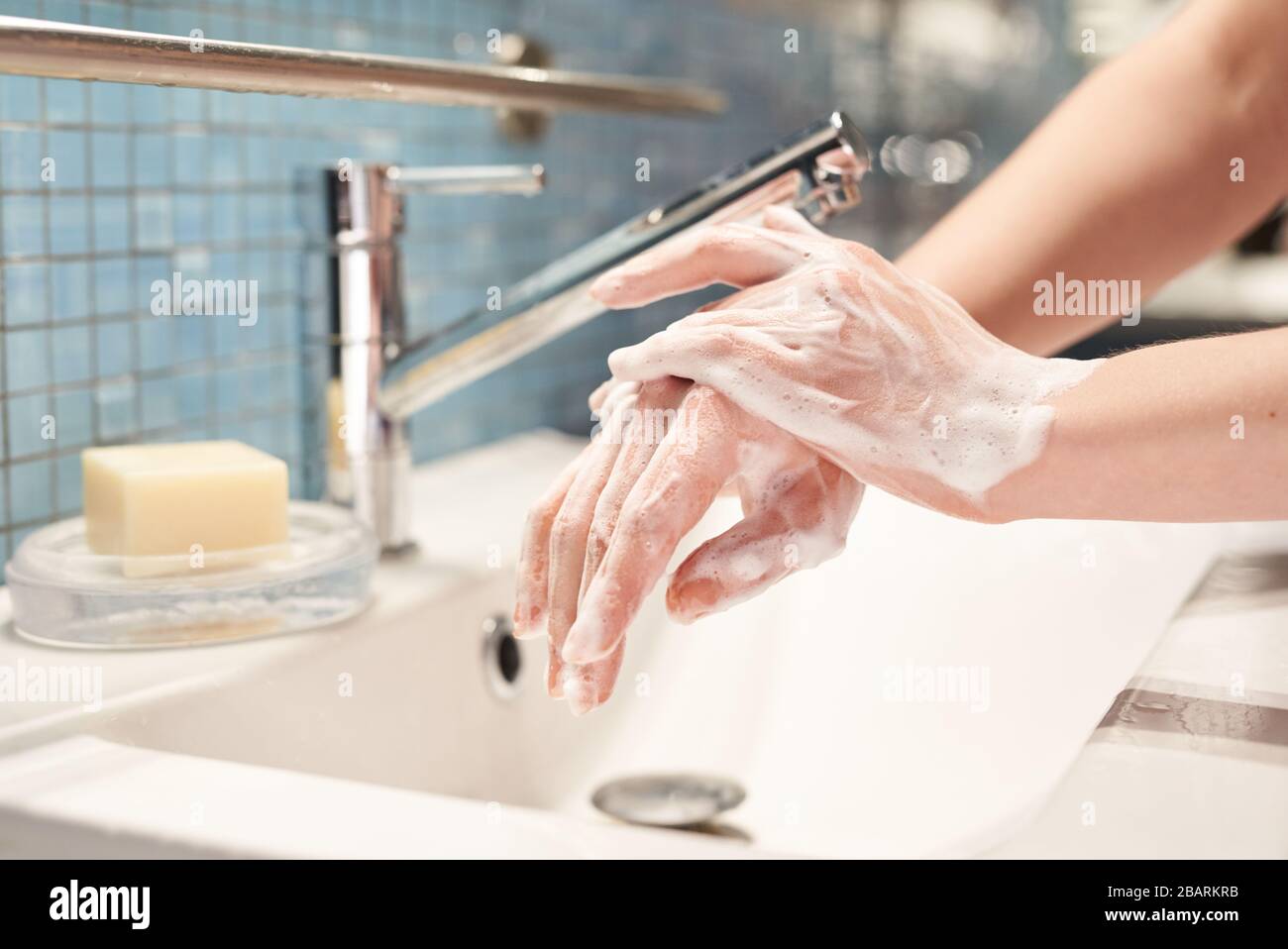 Lavaggio delle mani strofinando con sapone donna per la prevenzione del virus corona, l'igiene per smettere di diffondere coronavirus. Mani di donna Foto Stock