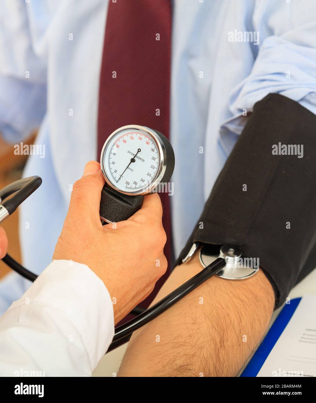 Ipertensione, concetto di controllo medico. Medico GP che controlla la pressione sanguigna del paziente, vista in primo piano Foto Stock
