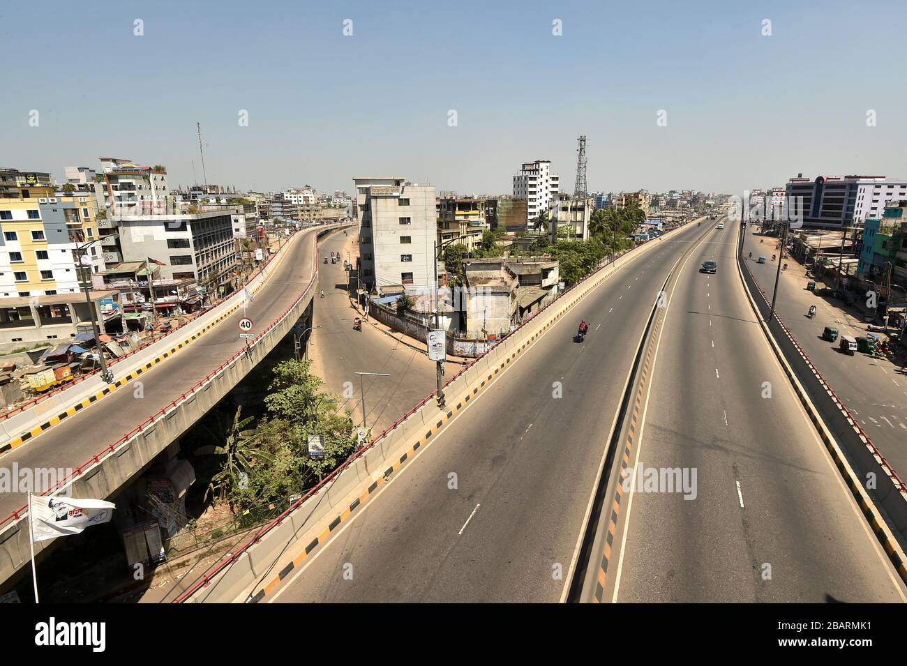 Dhaka, Bangladesh. 29 marzo 2020. Le strade indossano un look deserte a Dhaka, Bangladesh, il 29 marzo 2020. Il Bangladesh ha dichiarato la chiusura di 10 giorni in vigore dal marzo 26 all'aprile 4 per combattere la diffusione del COVID-19. Credit: Str/Xinhua/Alamy Live News Foto Stock