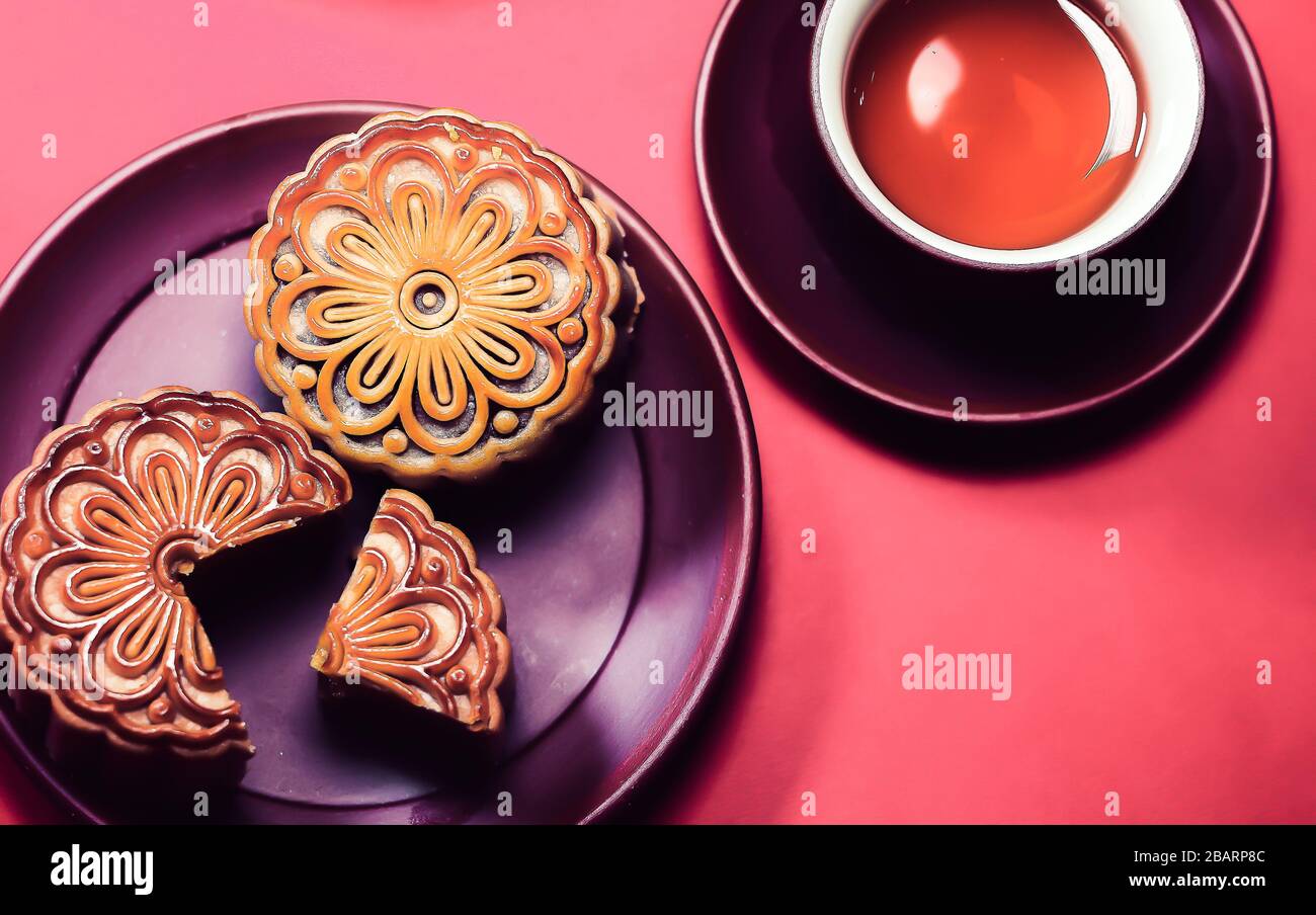 Torta lunare sullo sfondo rosso, festa tradizionale asiatica, festa di metà autunno. Festa tradizionale vietnamita Foto Stock