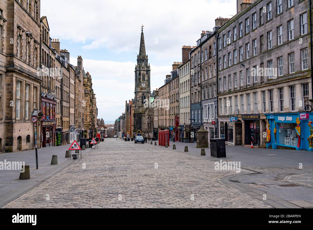 Edimburgo, Scozia, Regno Unito. 29 marzo 2020. Vita a Edimburgo la prima Domenica del blocco Coronavirus. Strade deserte, negozi e ristoranti chiusi, pochissimo traffico sulle strade e trasporti pubblici ridotti. Nella foto: Il Royal Mile. Iain Masterton/Alamy Live News Foto Stock