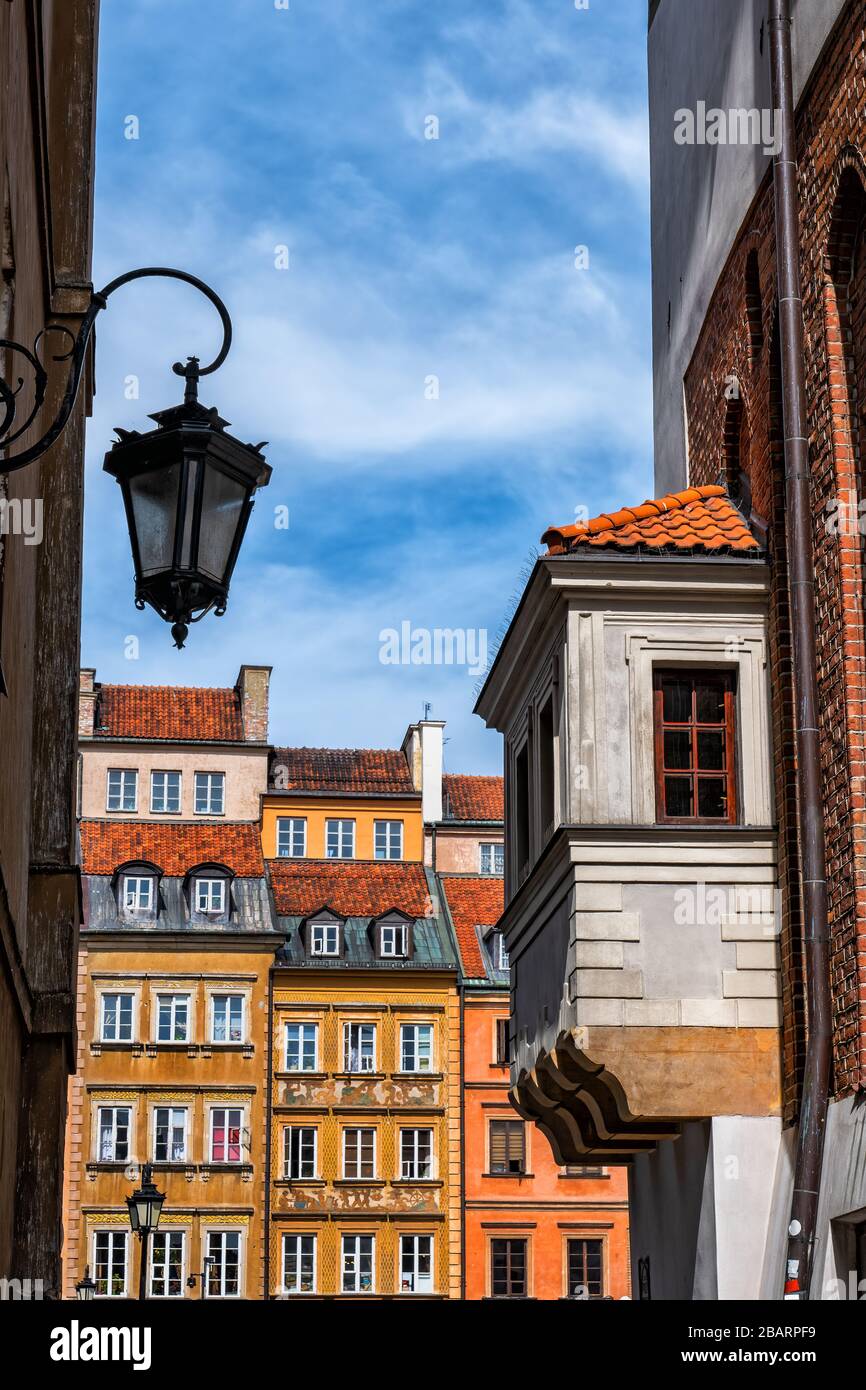 Città vecchia di Varsavia, in Polonia, case di abitazione storiche, una con finestra a bovindo e lampione. Foto Stock