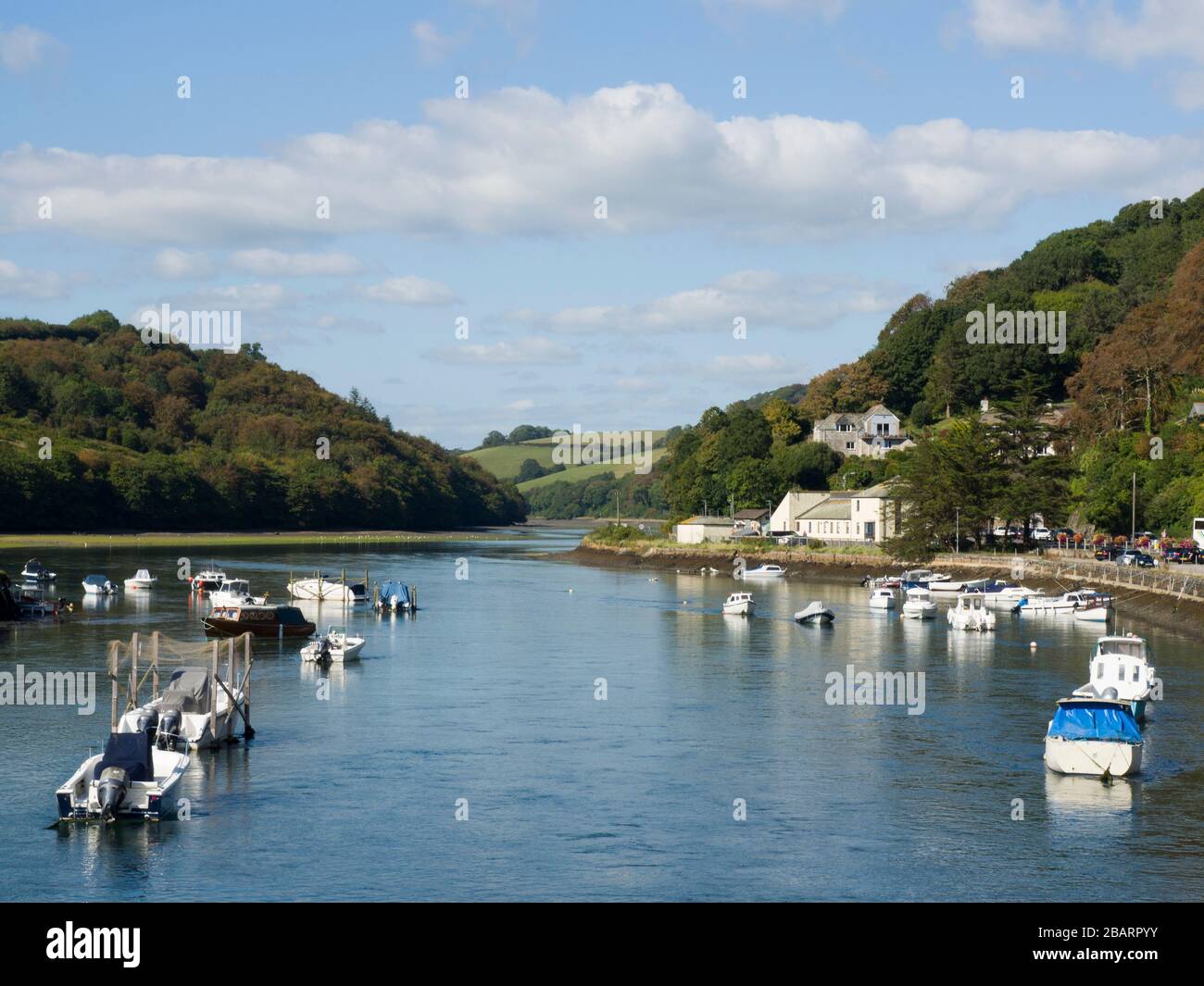 Vista interna lungo il fiume East Looe, Looe, Cornwall, Regno Unito Foto Stock