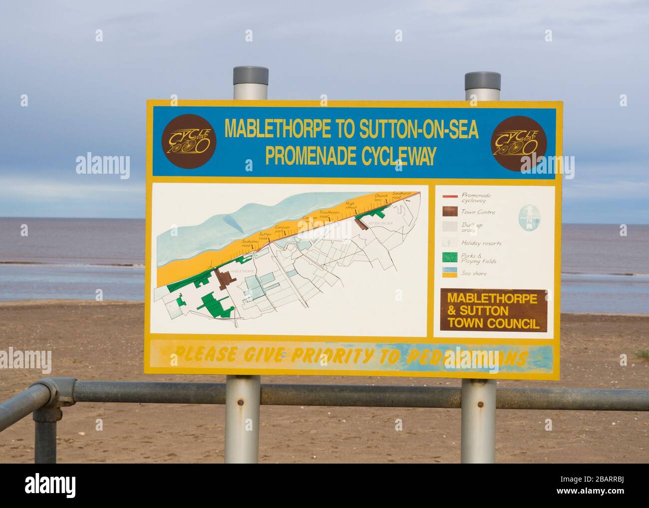 Da Mablethorpe a Sutton-on-Sea Promenade, cartello con la scritta Sutton on Sea, Lincolnshire, UK Foto Stock