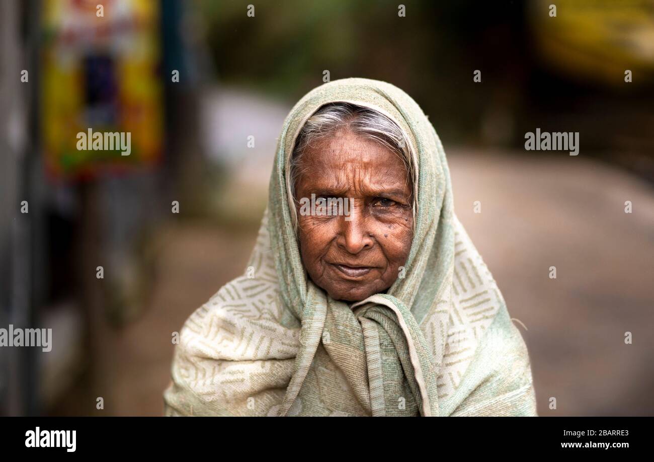 Ritratto di una donna locale anziana a Dalhousie nel paese collinare dello Sri Lanka Foto Stock